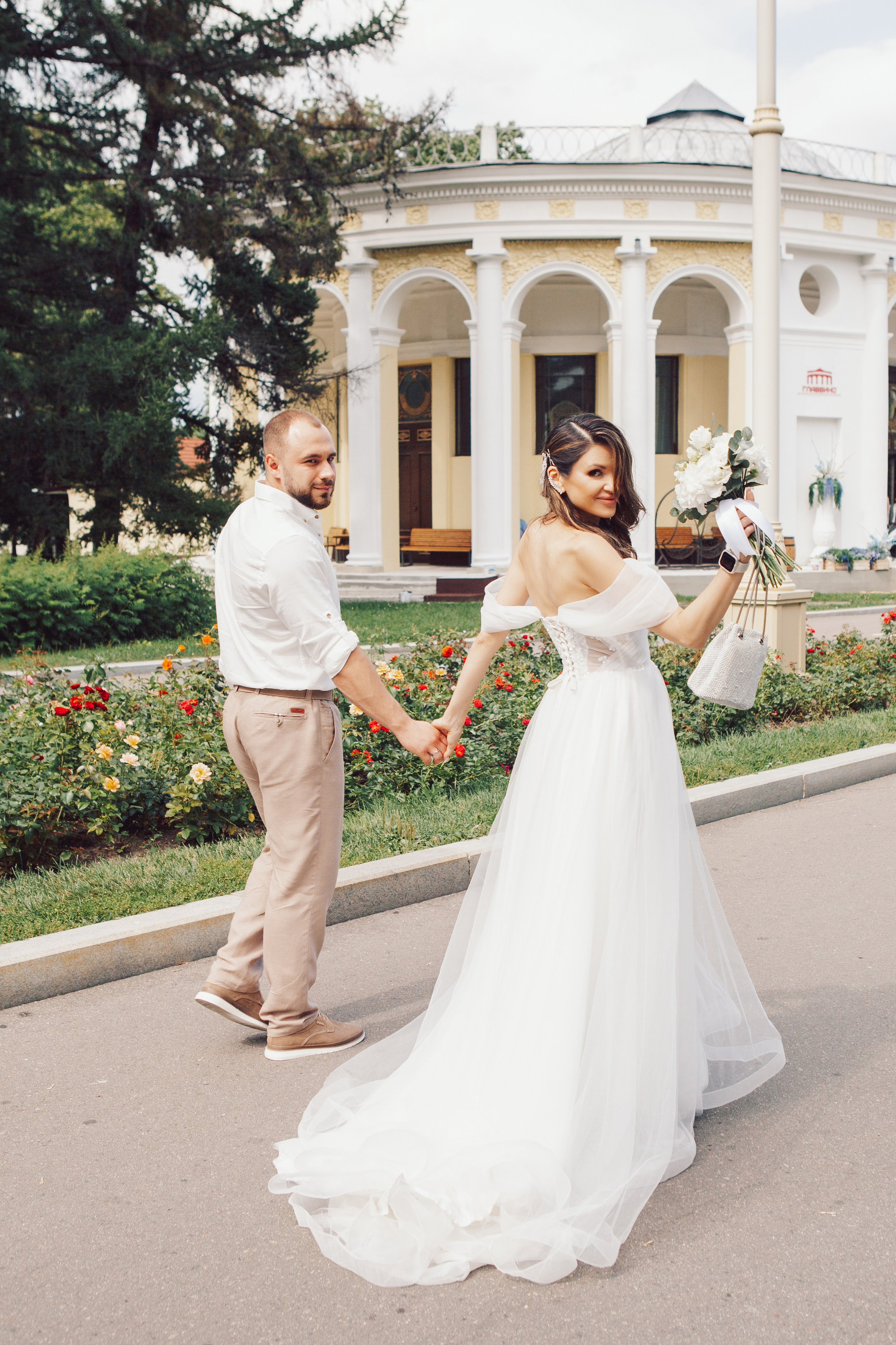 Фотосессия молодоженов после росписи на ВДНХ у ресторана