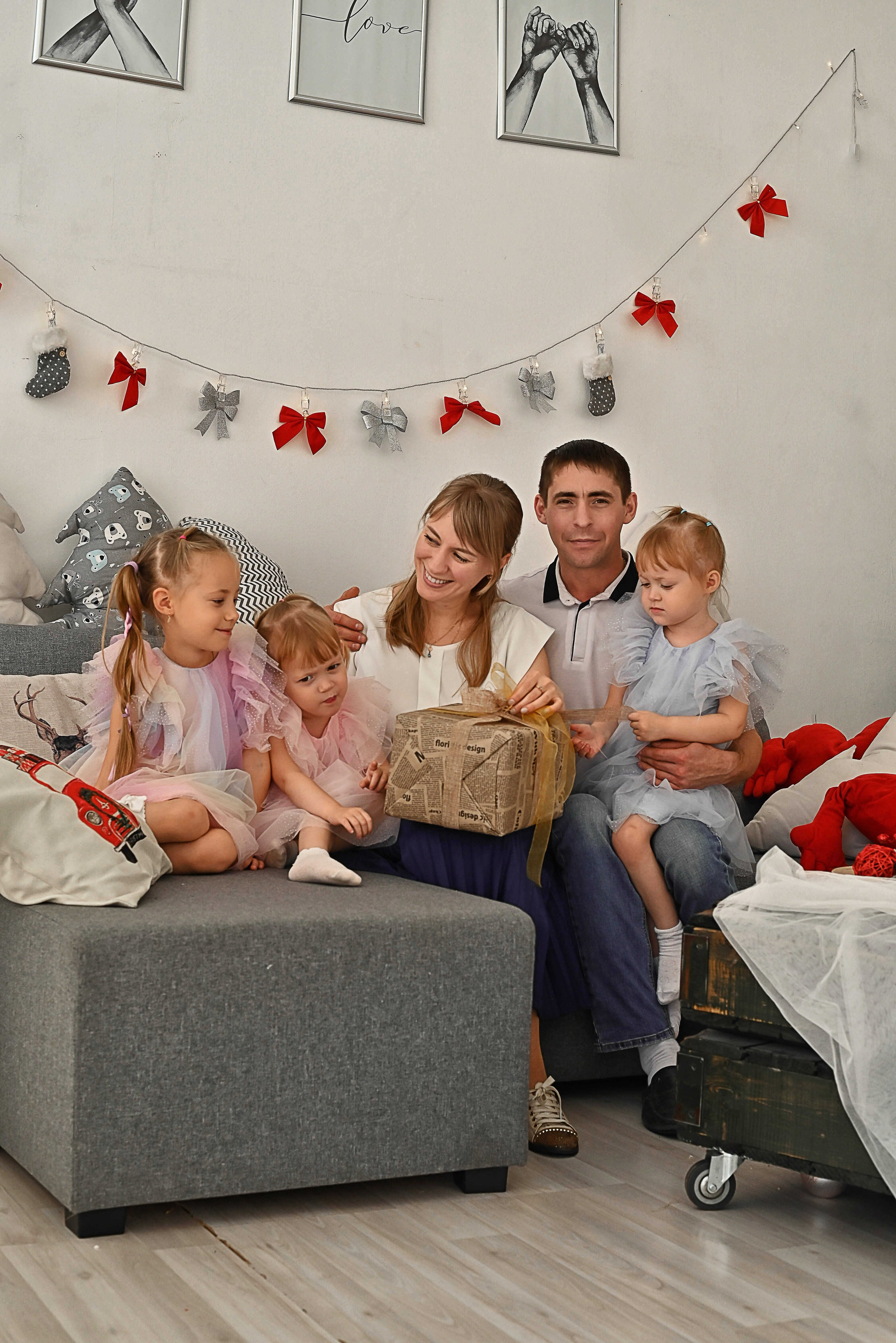 Александр, Юлия, Тася, близнецы Ульяна и Анечка. Фотографы крещения/венчания  Красноярск Татьяна и Вячеслав Переваловы