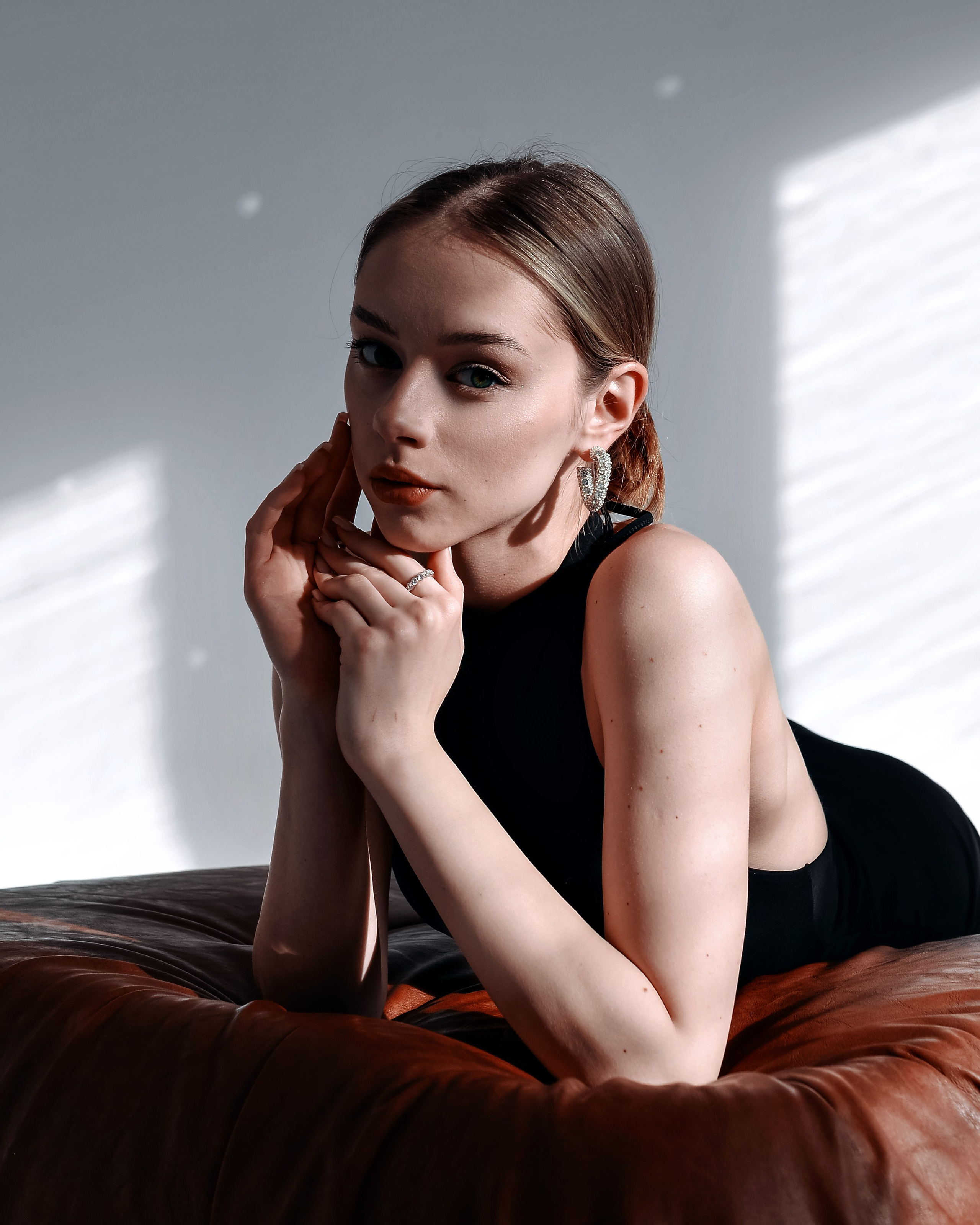 Девушка позирует в минималистичной студии с акцентом на линиях тела Витебск