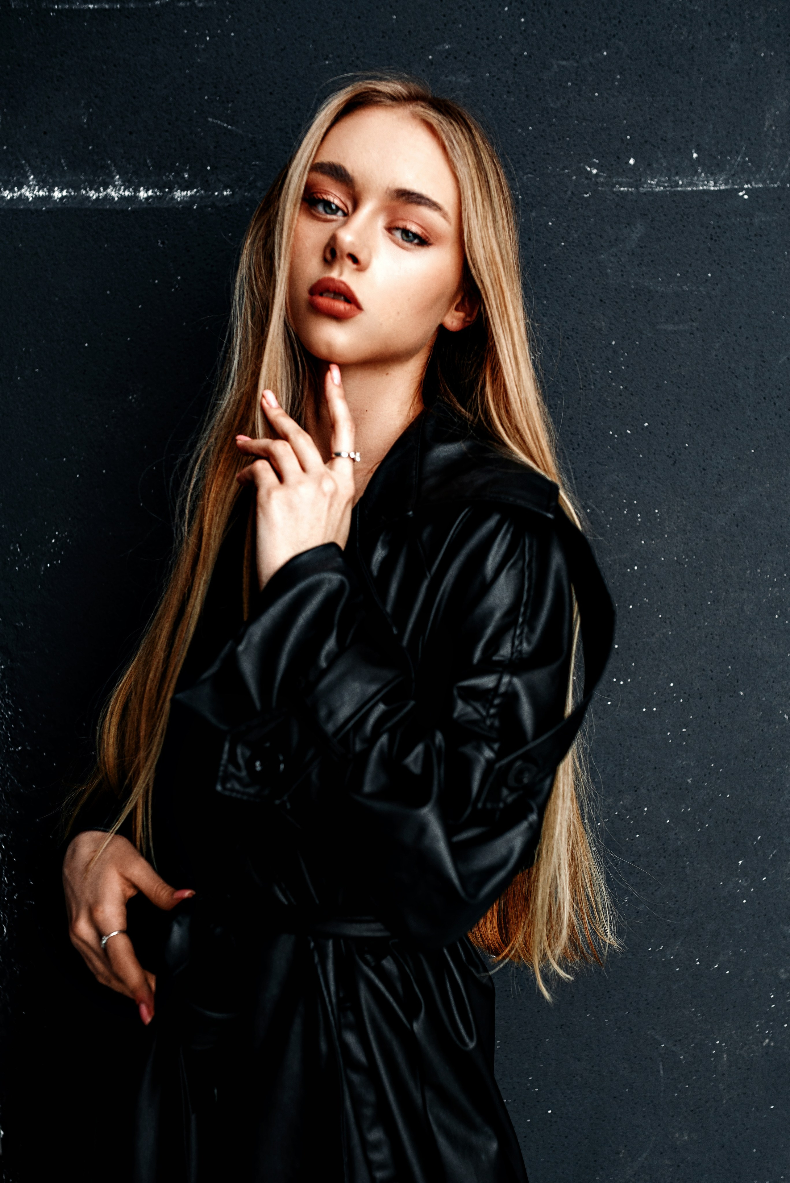 Фотосъемка в белье и черном плаще. Фотограф в Витебске Сергей Томашев