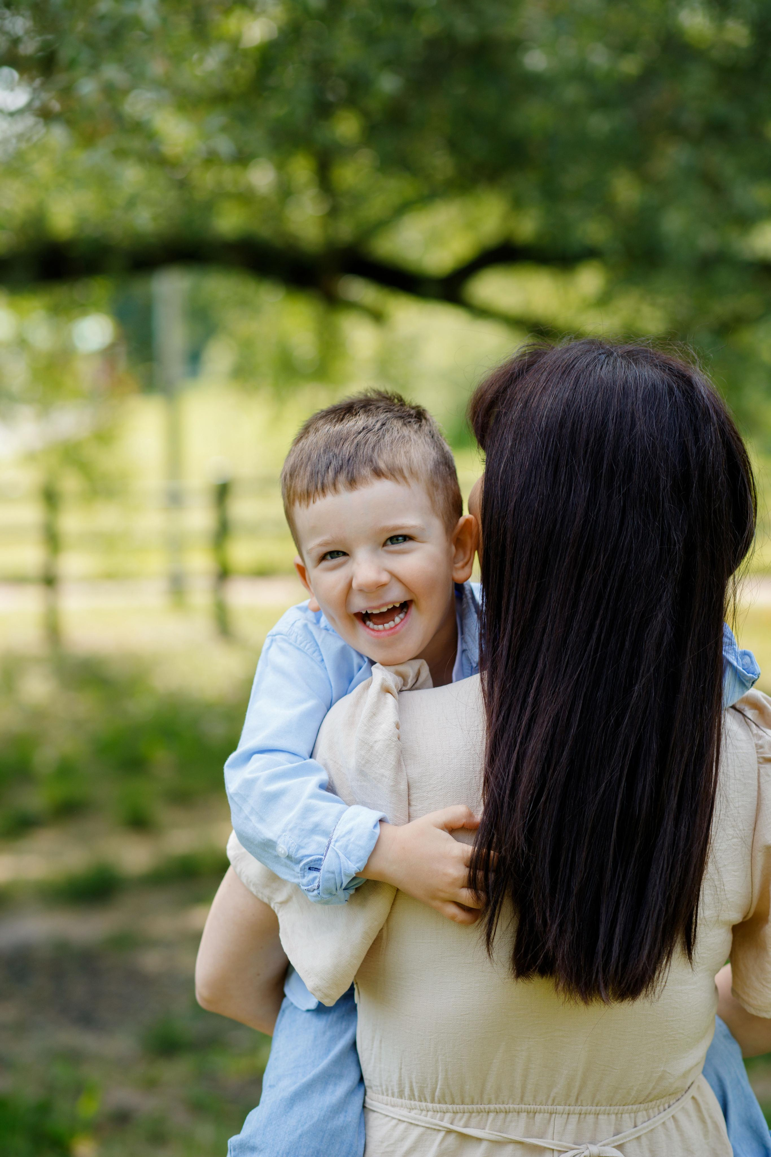 Фотосессия для мамы с сыночком возле пруда Пыхтино. Фотограф Александра Сыщенко