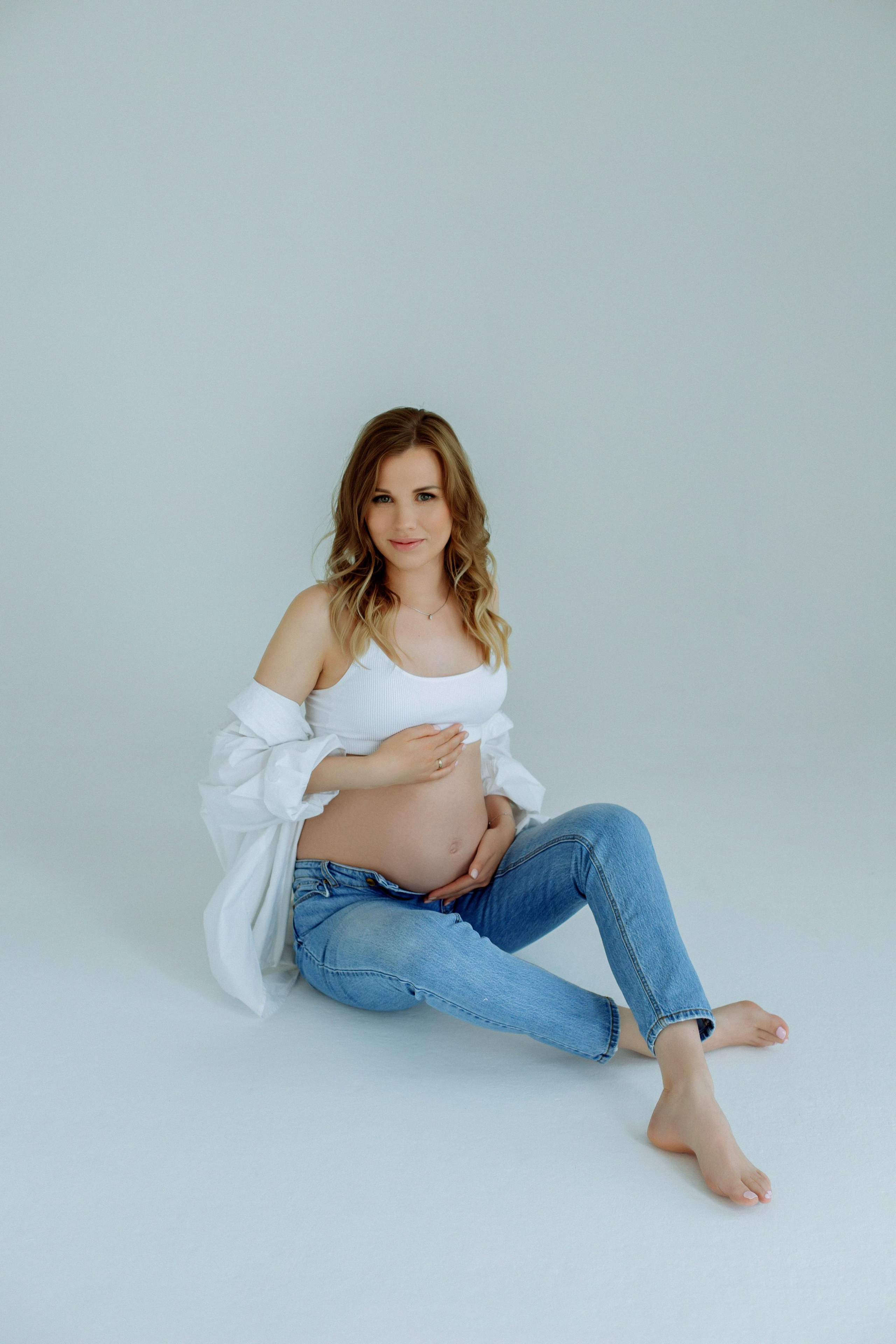 Фотосессия беременности на циклораме в Москве в фотостудии One Take. Фотограф Александра Сыщенко