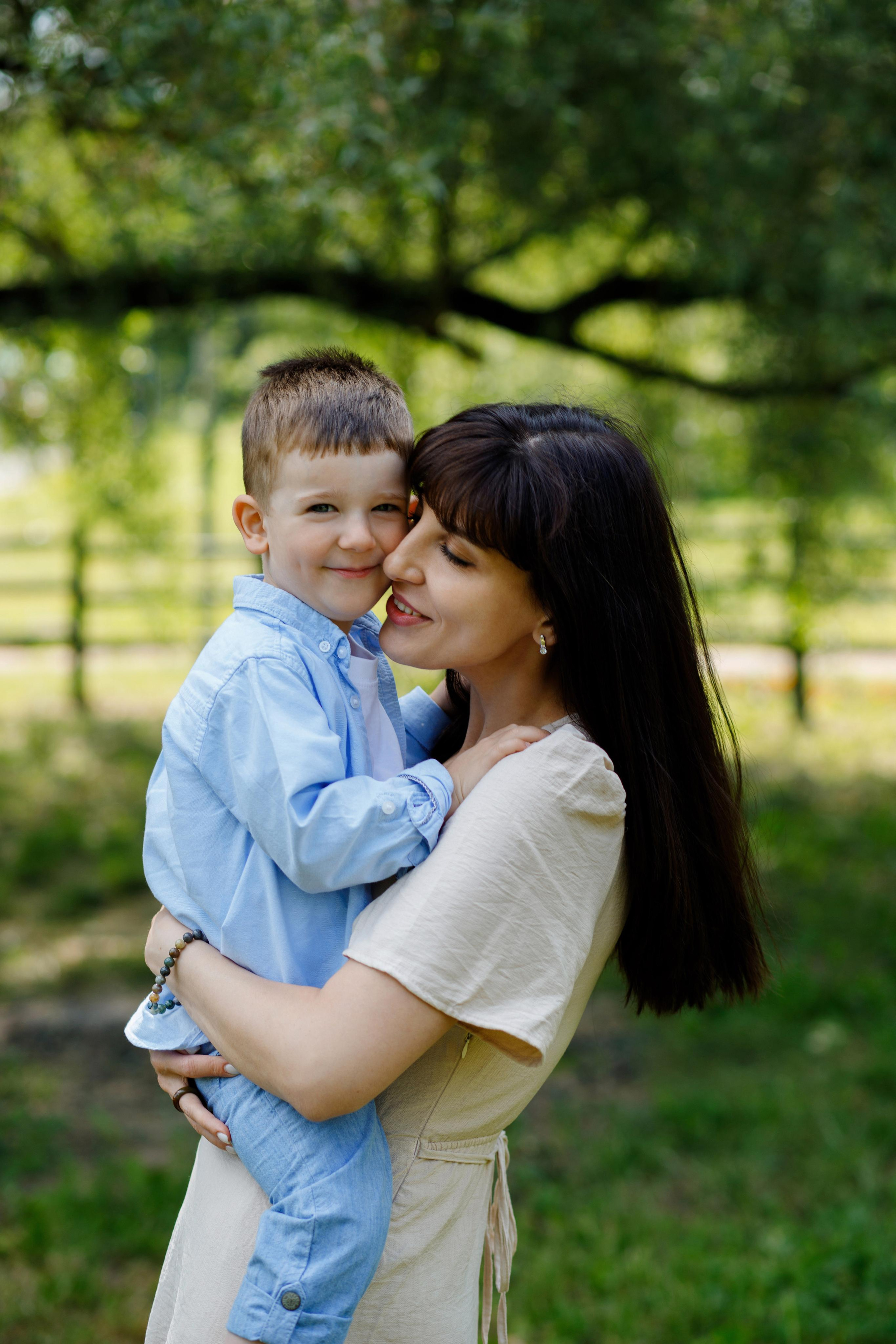 Фотосессия для мамы с сыночком возле пруда Пыхтино. Фотограф Александра Сыщенко