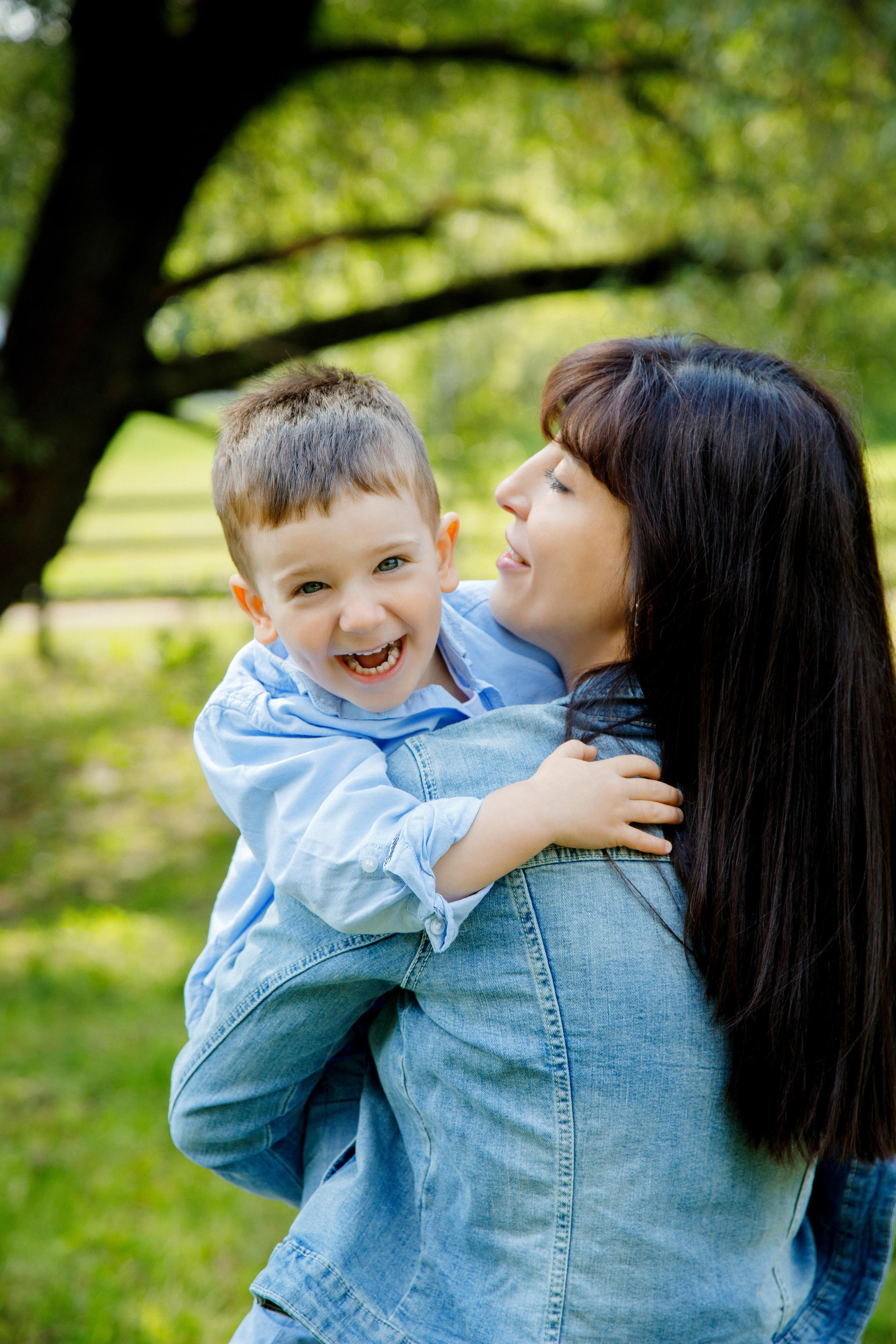 Фотосессия для мамы с сыночком возле пруда Пыхтино. Фотограф Александра Сыщенко