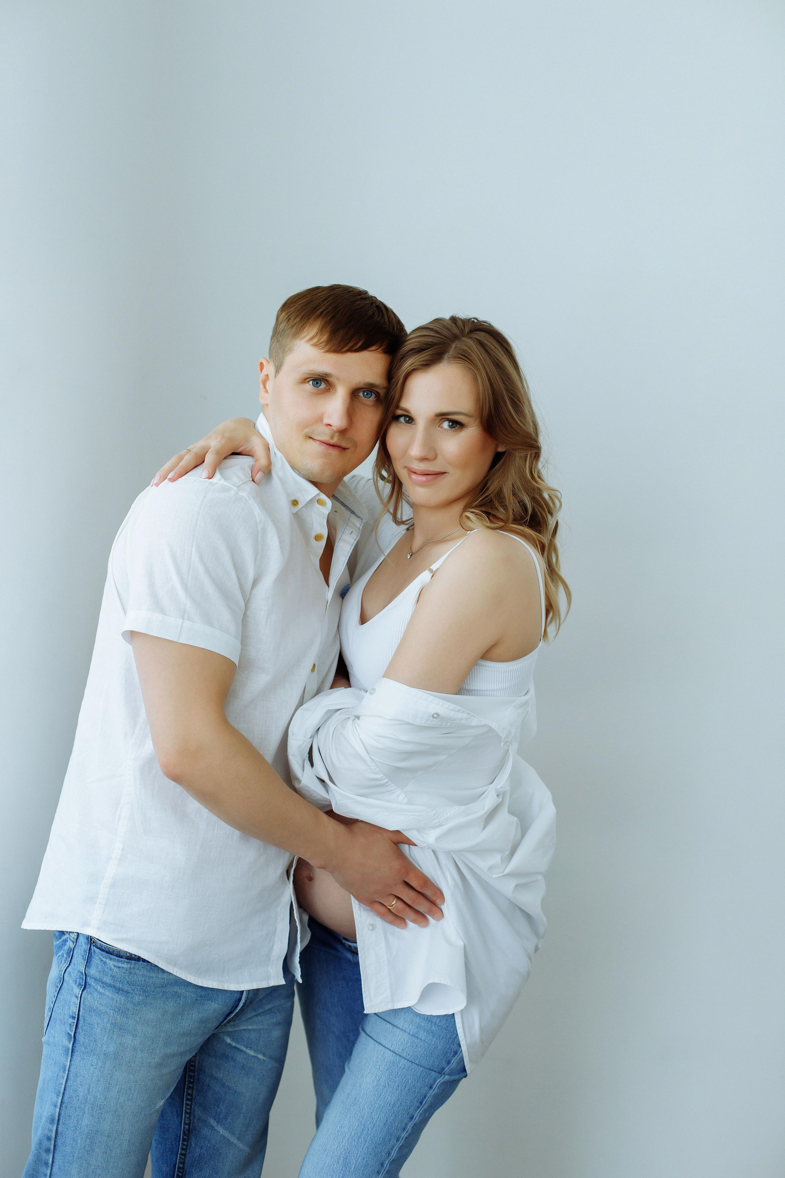 Фотосессия беременности на циклораме в Москве в фотостудии One Take. Фотограф Александра Сыщенко