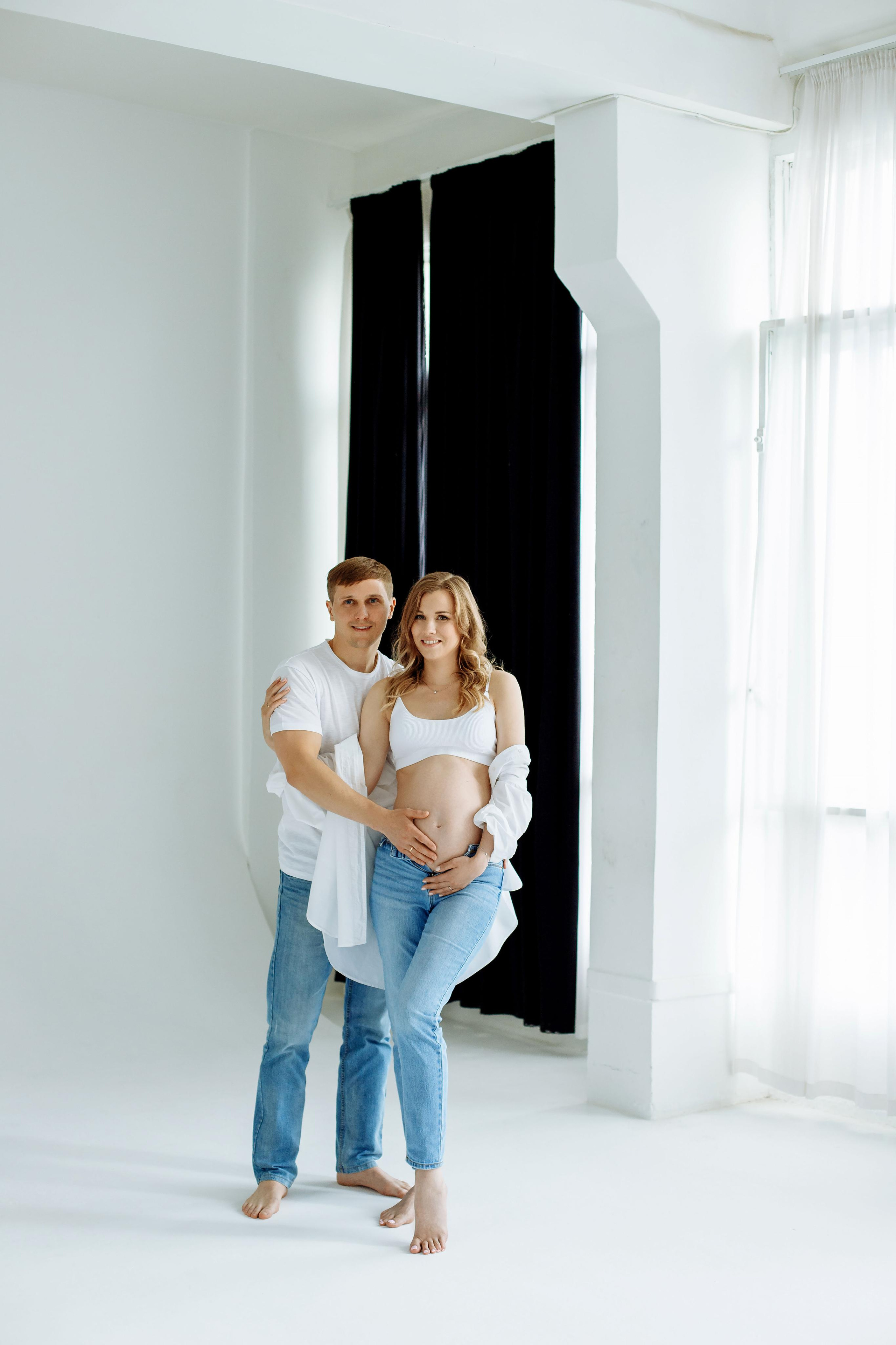 Фотосессия беременности на циклораме в Москве в фотостудии One Take. Фотограф Александра Сыщенко