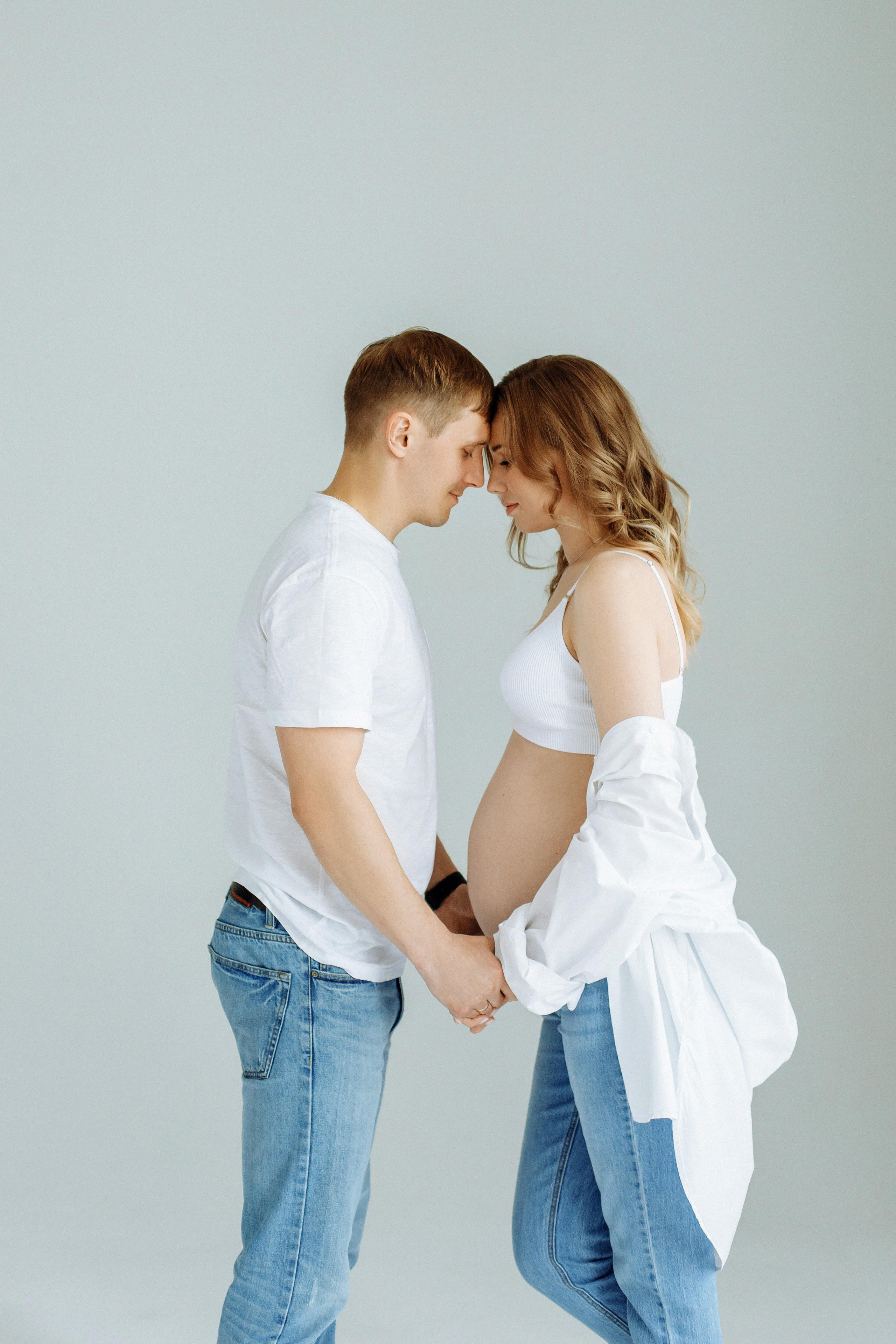 Фотосессия беременности на циклораме в Москве в фотостудии One Take. Фотограф Александра Сыщенко