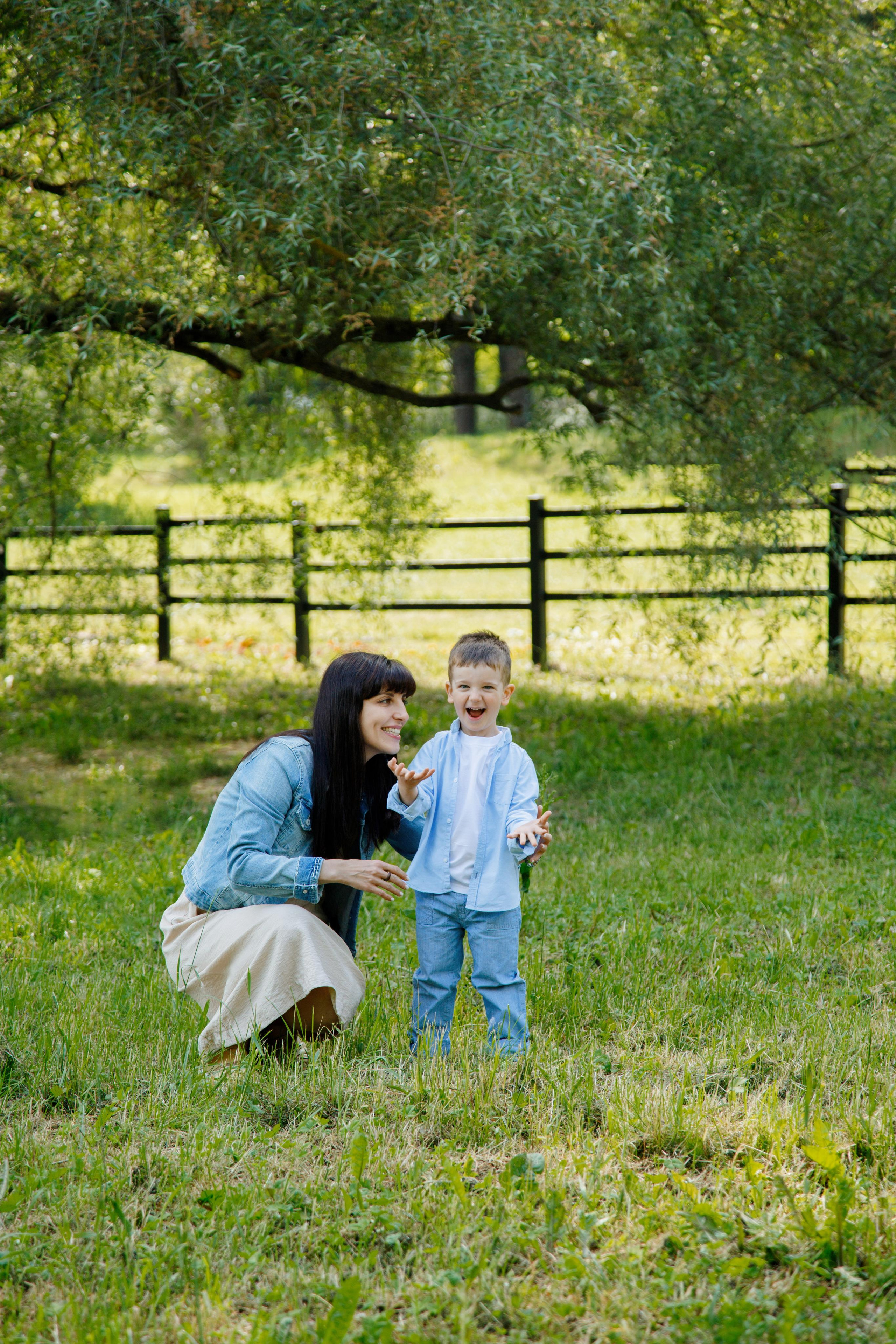 Фотосессия для мамы с сыночком возле пруда Пыхтино. Фотограф Александра Сыщенко