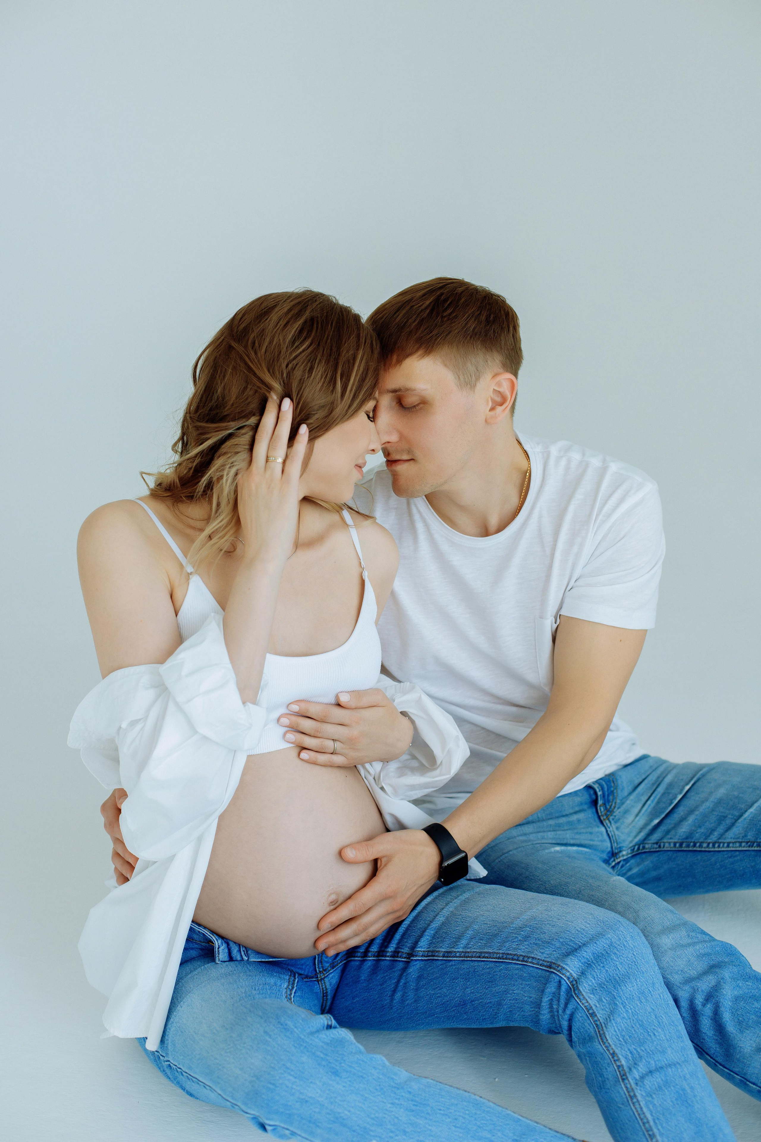 Фотосессия беременности на циклораме в Москве в фотостудии One Take. Фотограф Александра Сыщенко