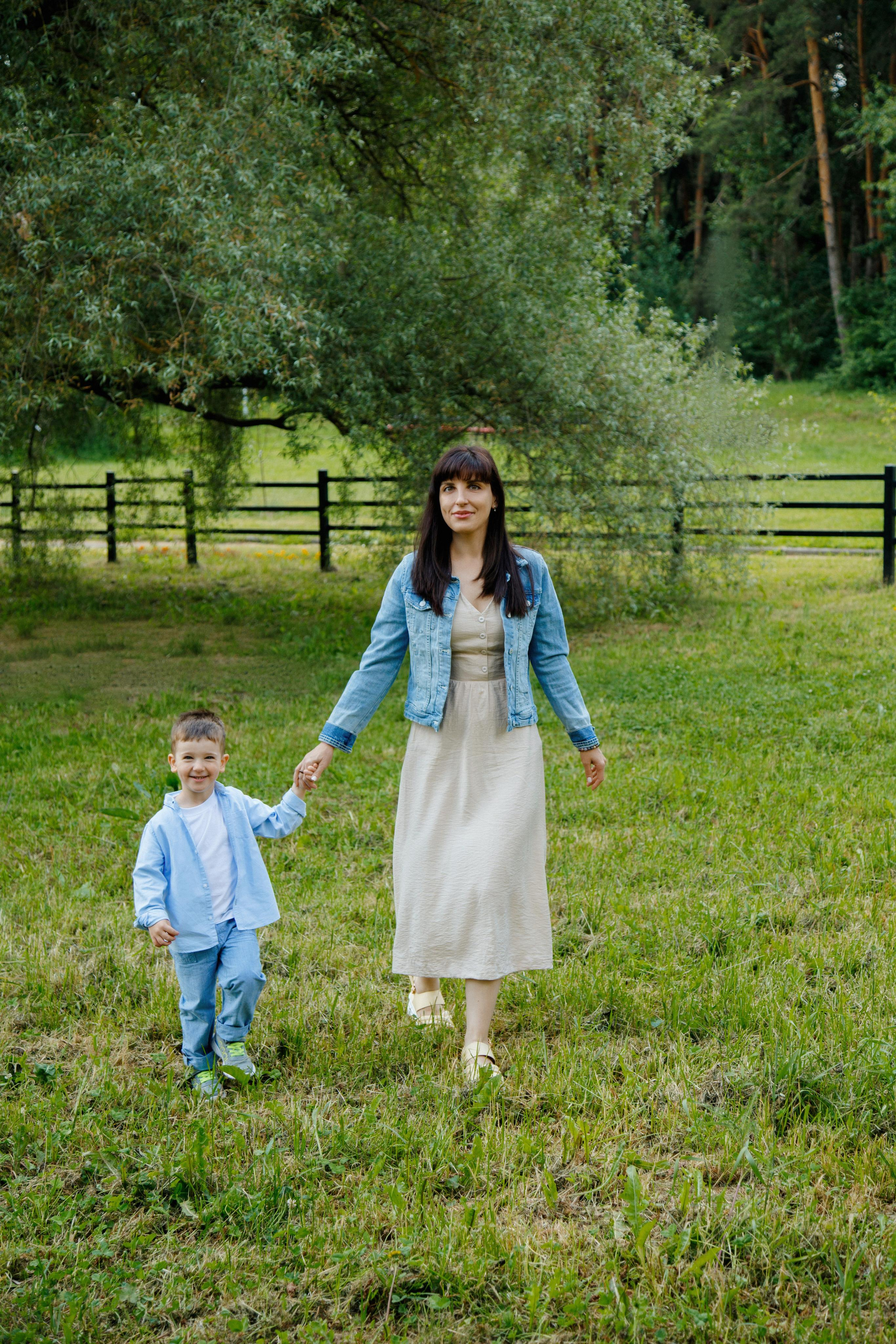 Фотосессия для мамы с сыночком возле пруда Пыхтино. Фотограф Александра Сыщенко