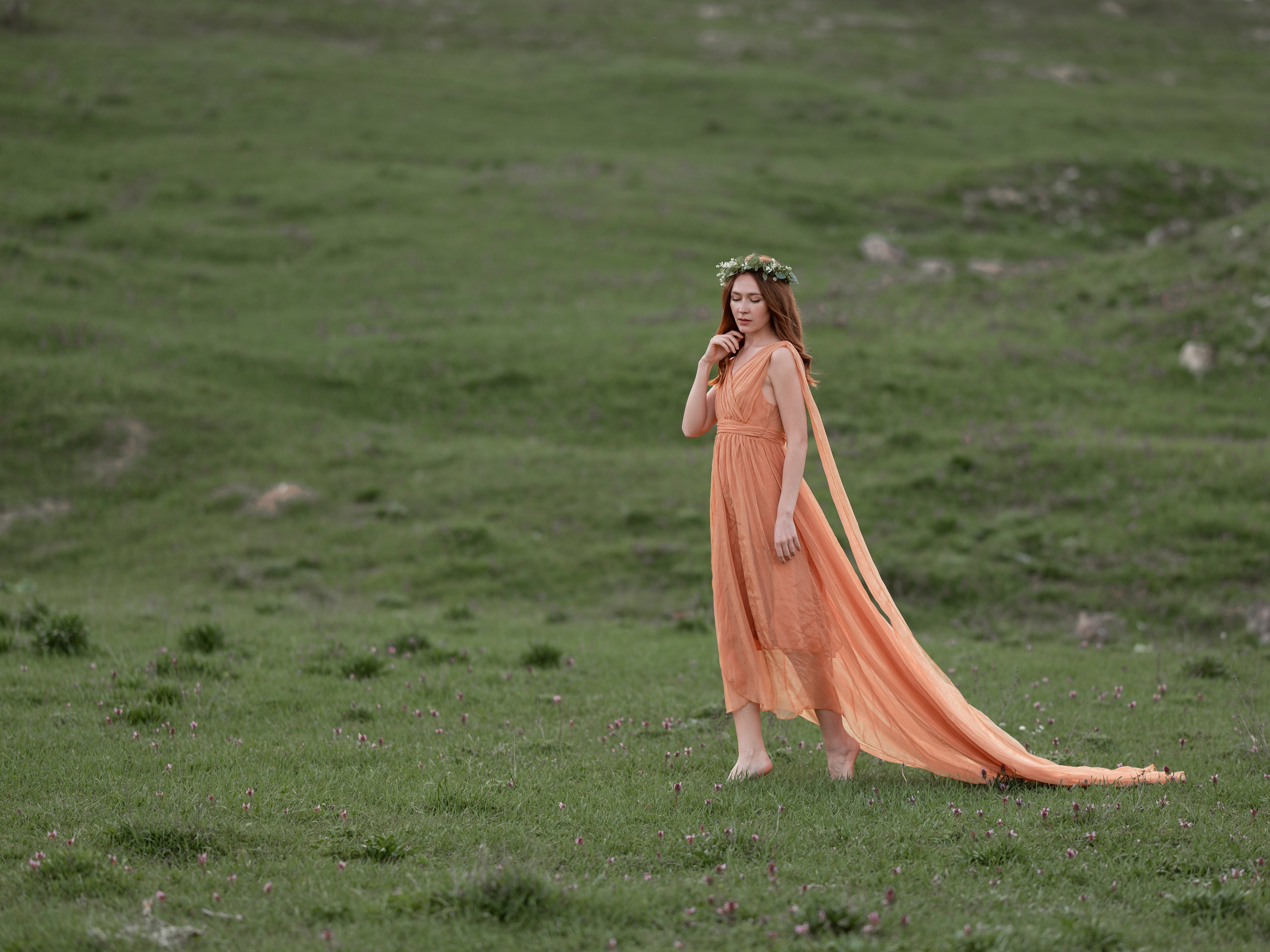 Фотосессия в шифоновом летящем платье со шлейфов и венком на прироже (поля Севастополя)