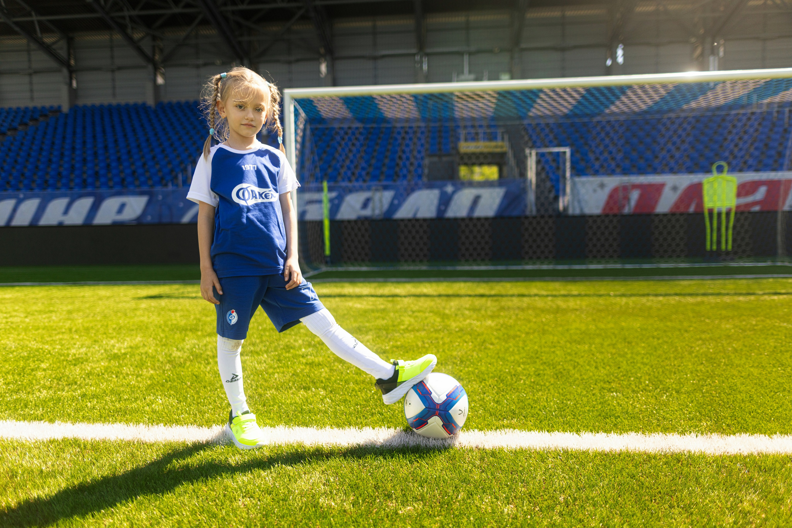 Детский портрет с Алисой на футбольном стадионе. Дмитрий Шульгин, портретный фотограф в Воронеже