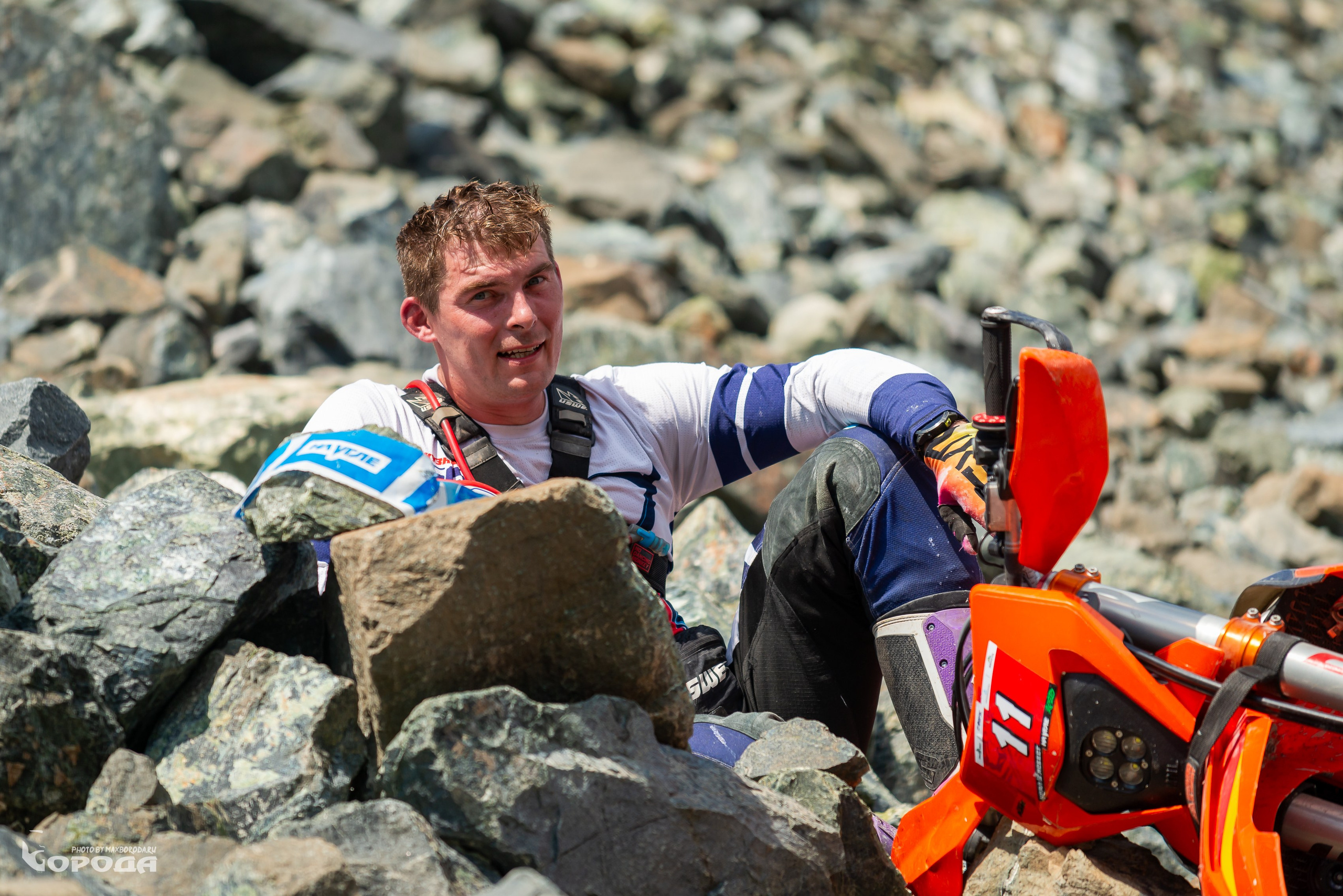 Мотоциклист среди камней, хард эндуро, экстремальный заезд.