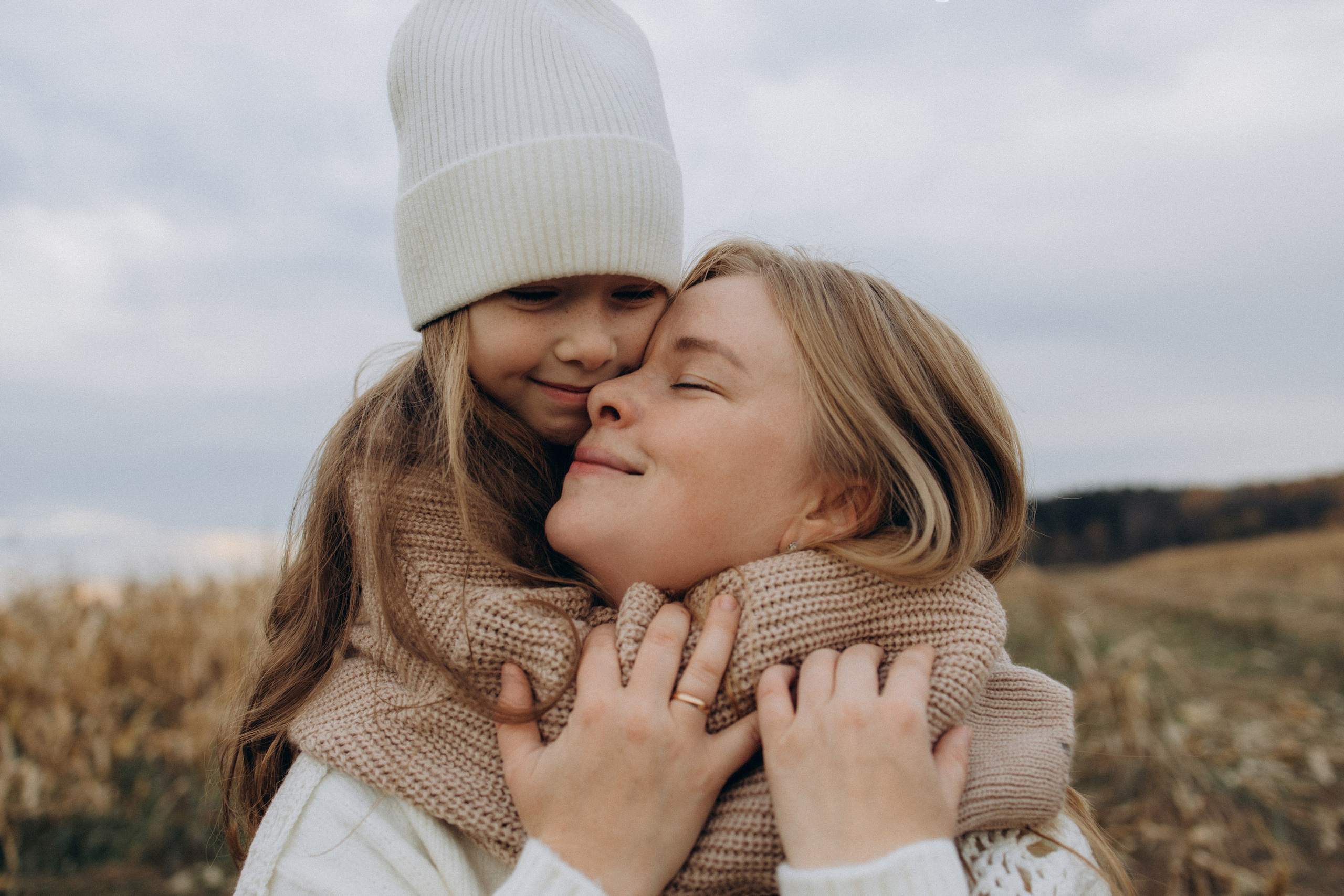 Оля, Ксюша и кукуруза. Фотограф Елена Рябцева