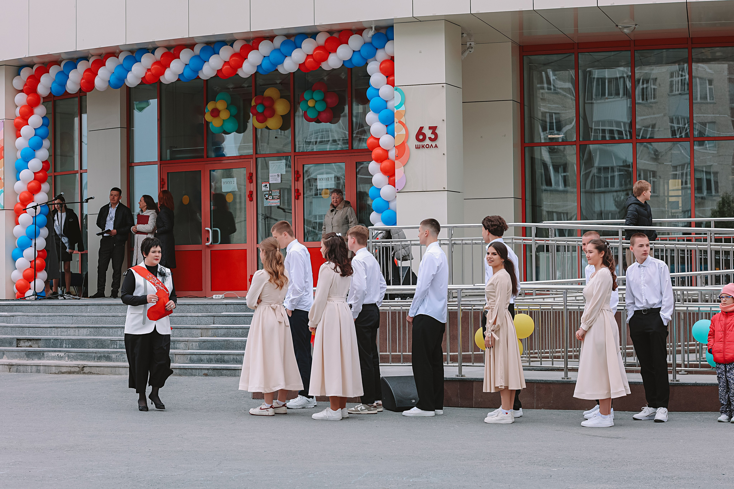 Последний звонок. Семейный фотограф Тюмень, фотограф на роды Салмина Мария