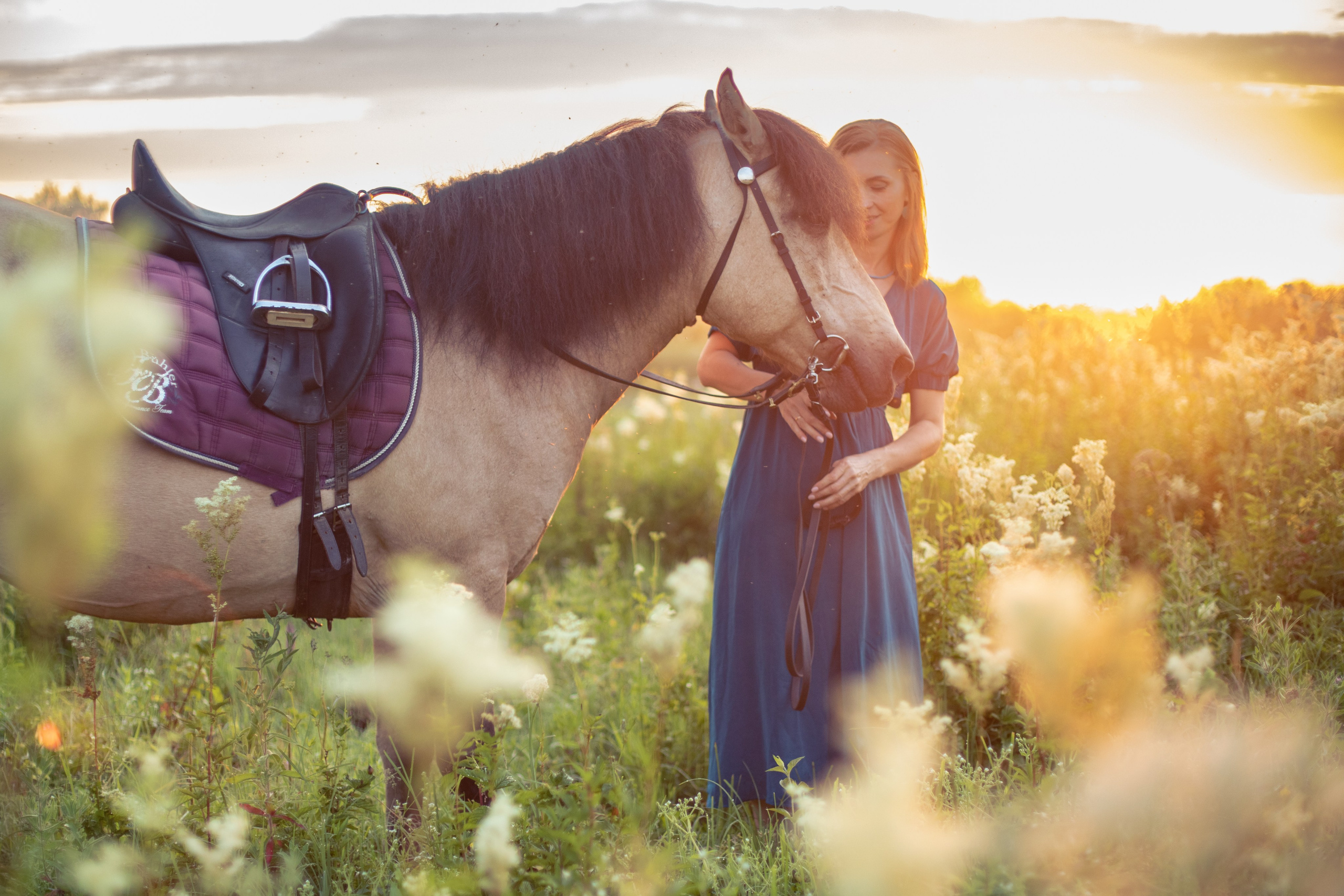 Выйти в лето в поле с конем. Видеограф и фотограф в Москве Анастасия Рябчикова
