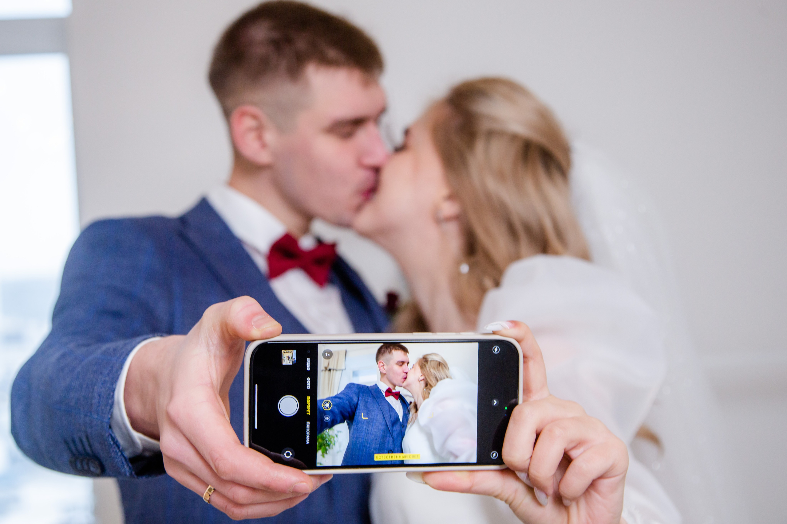 Я не просто фотограф замороченный на свете, локациях и ракурсе (все это есть но Вы не заметите)Со мной вы можете быть уверены, что все пройдет гладко и без суеты, я всегда на позитиве найду интересную и забавную тему для беседы - вызывая настоящие эмоции, а не замороженную картинку.