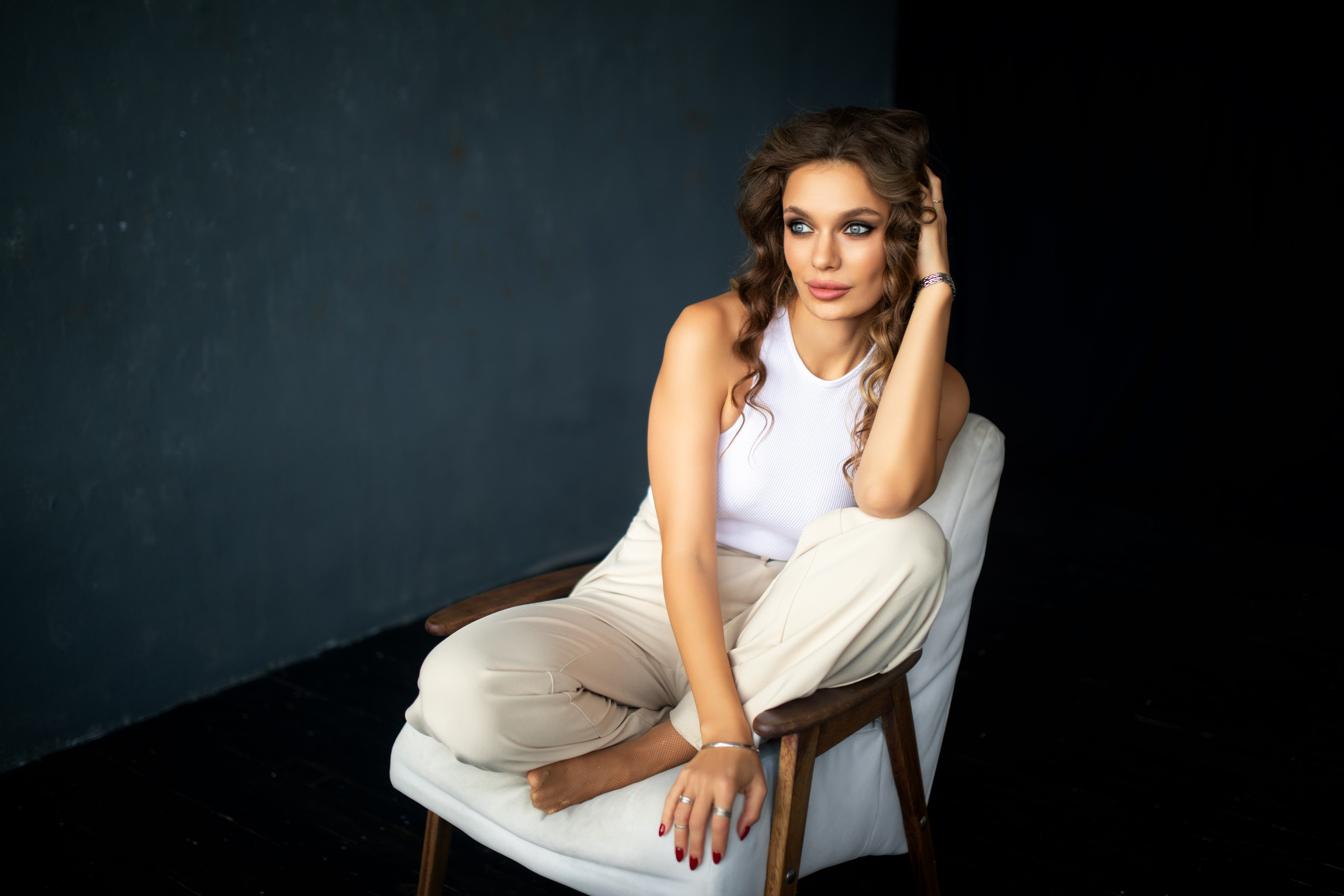 Съемка с Екатериной в студии с минимальным интерьером в формате для «себя»