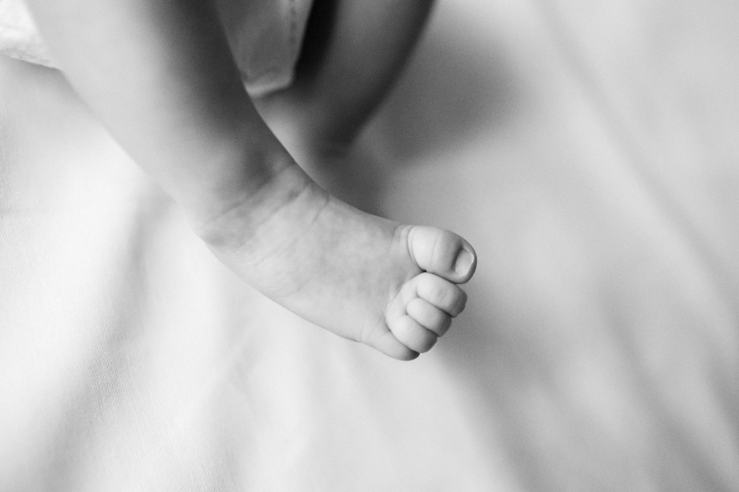Черно-белая съемка новорожденной. Фотографы в Москве Светлана Устинова и Сергей Грачев