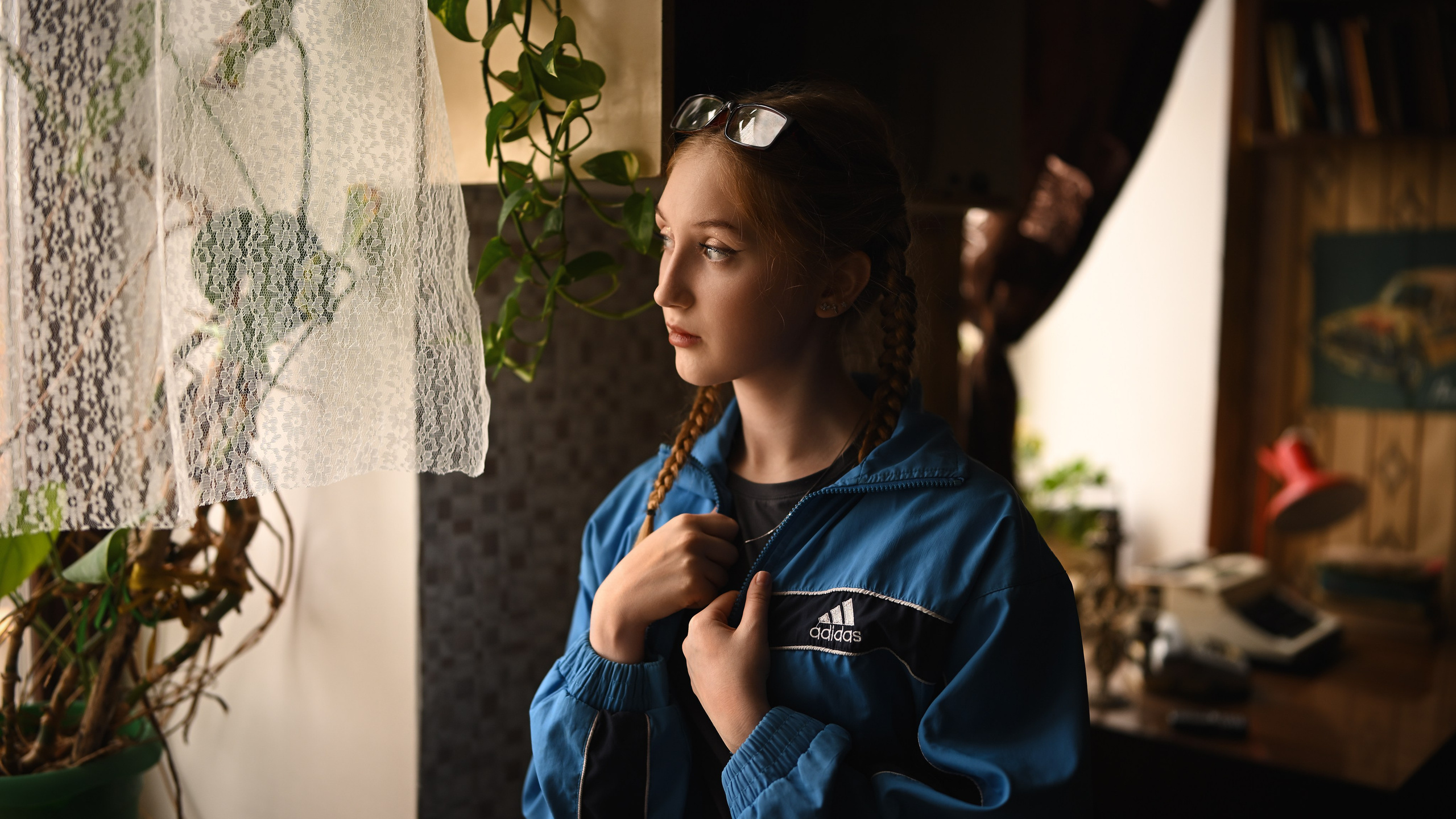 Тёплая портретная фотосессия с естественным светом в стиле советских времён, Казань