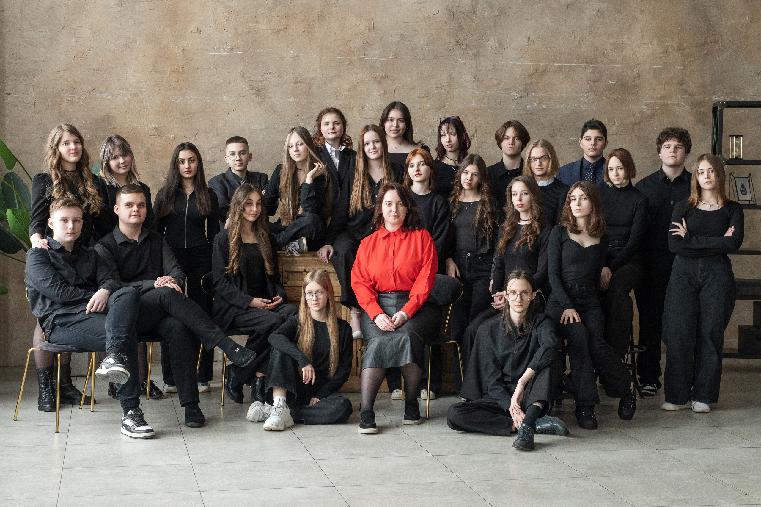 Общий портрет класса с классным руководителем в интерьерной локации на нейтральном фоне.