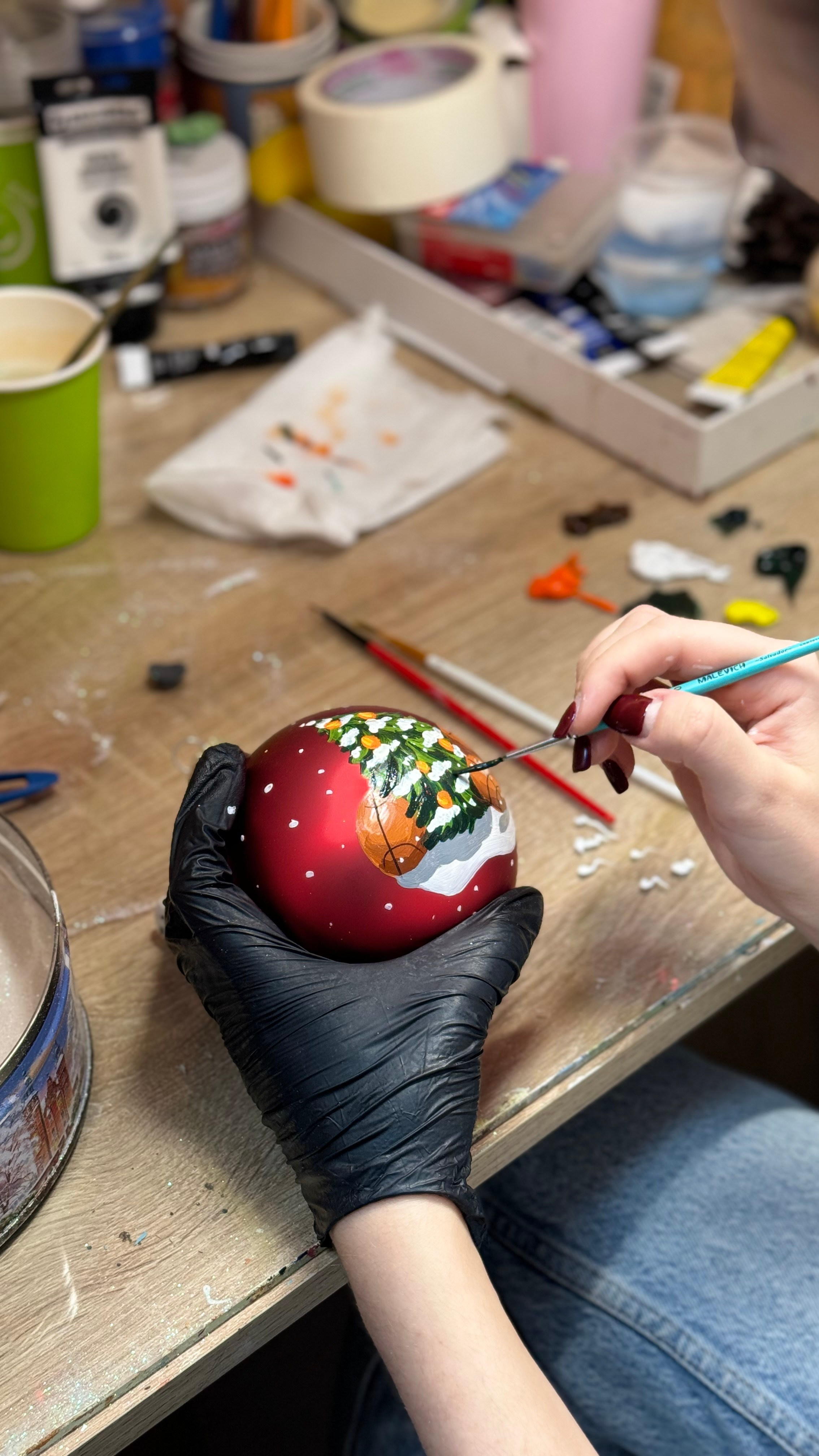 ArtSHARm- наше портфолио по ёлочным шарам с ручной росписью. Художественная ручная роспись елочных шаров, корпоративные подарки и восковые аромасвечи