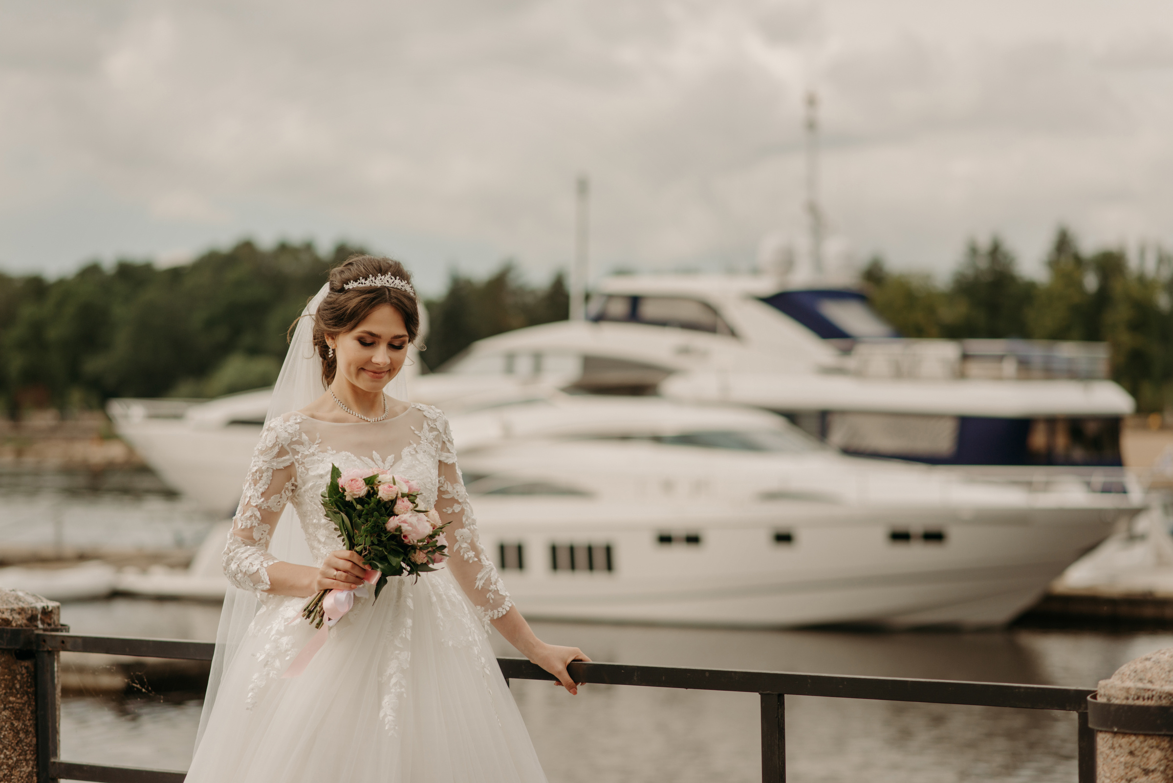 Свадебная фотосессия в яхт клубе на Петровской косе в Санкт-Петербурге. Свадебный фотограф в Санкт-Петербурге Венера Ахметова
