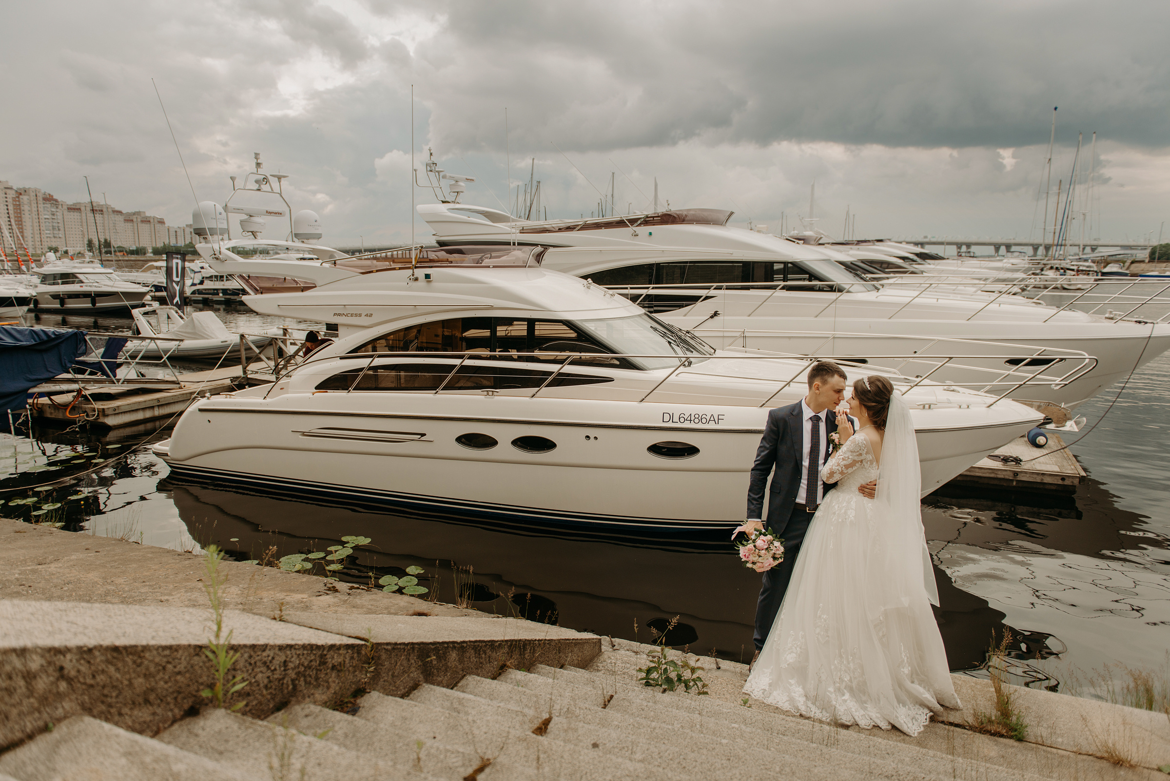 Свадебная фотосессия в яхт клубе на Петровской косе в Санкт-Петербурге. Свадебный фотограф в Санкт-Петербурге Венера Ахметова