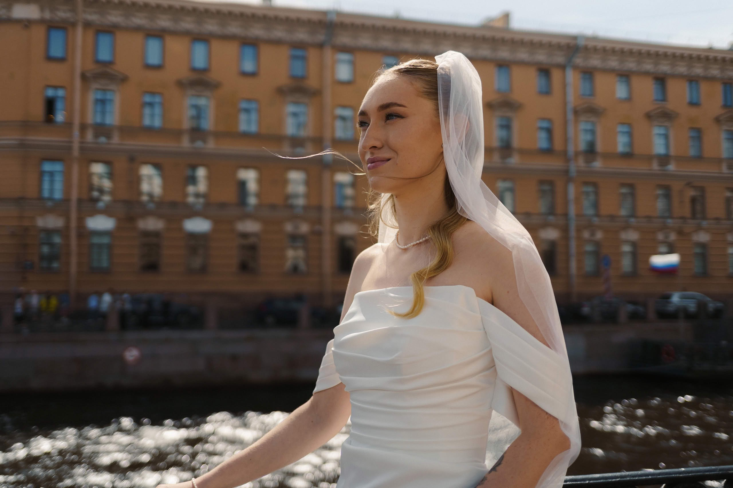 Невеста у ограды на набережной рядом с Исаакиевским собором — свадебная прогулка