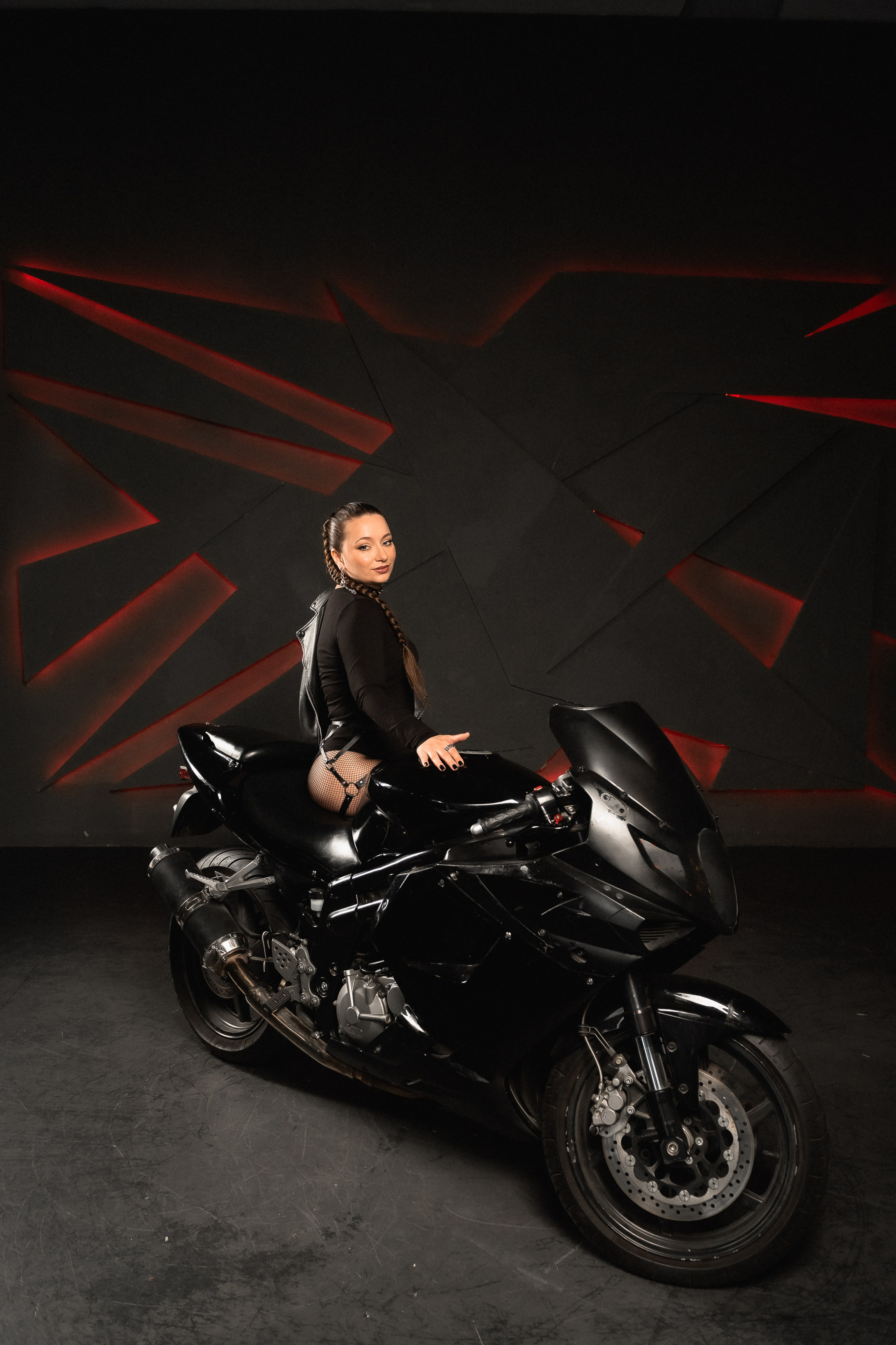 Гранж с мотоциклом. КОНТЕНТ |БРЕНД фотограф Санкт-Петербург — Жанна Олтаржевская