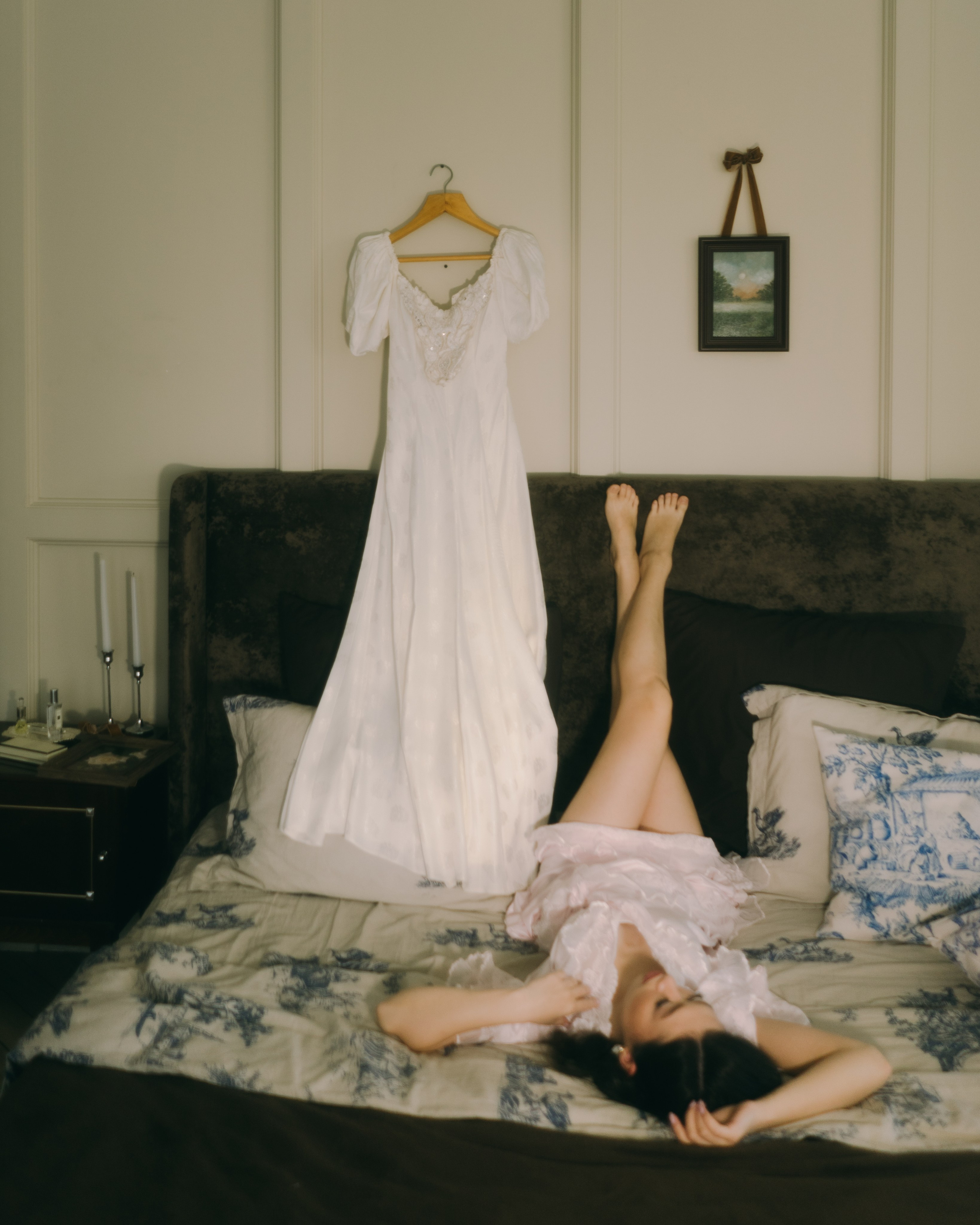 Будуарная съемка невесты на кровати, утро невесты в в эстетике luxury и винтажного кино, свадебный фотограф Москва