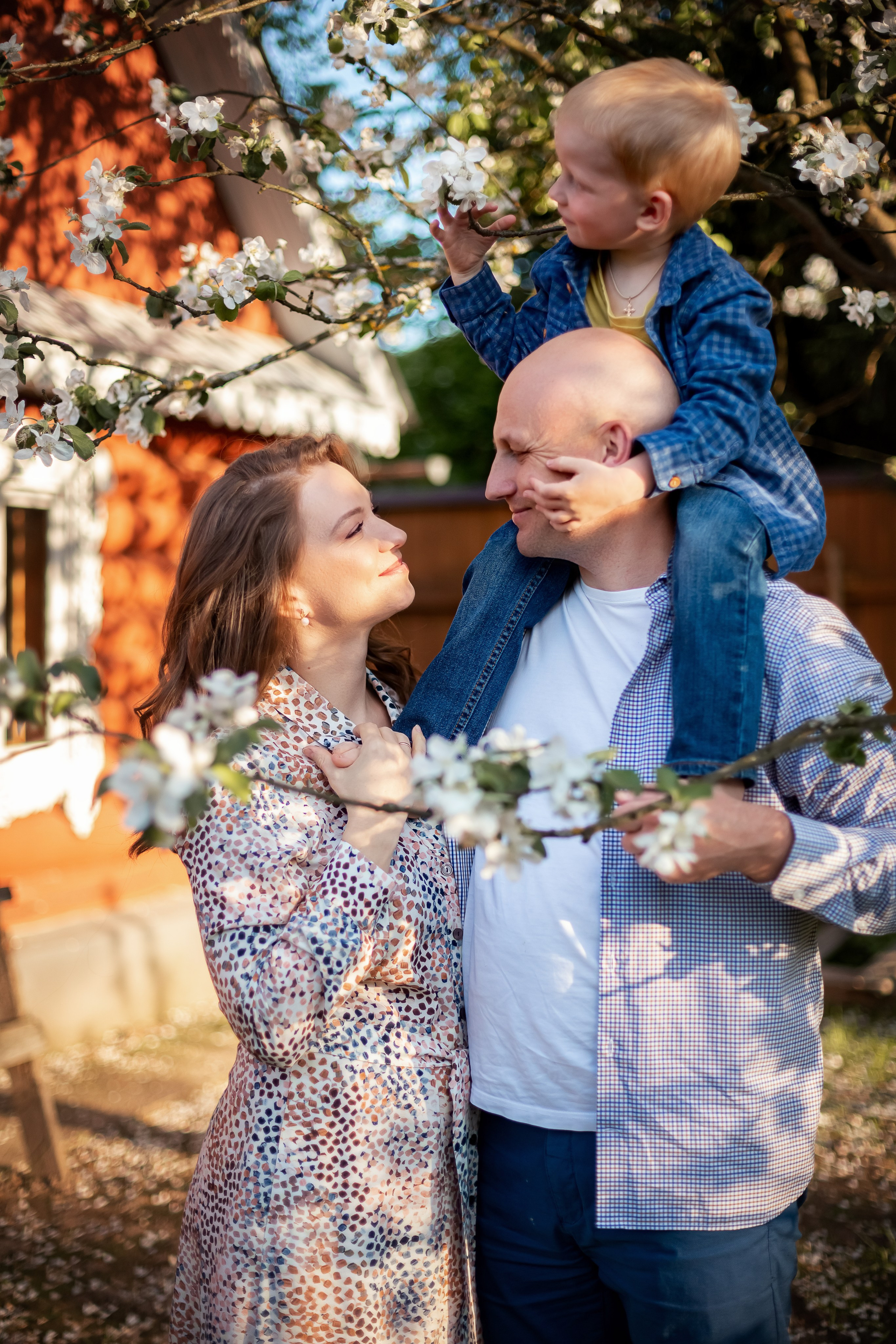 Цветущие яблони. Олеся, Юра и Федя. Семейный и детский фотограф Комина Елена, Власиха, Одинцово