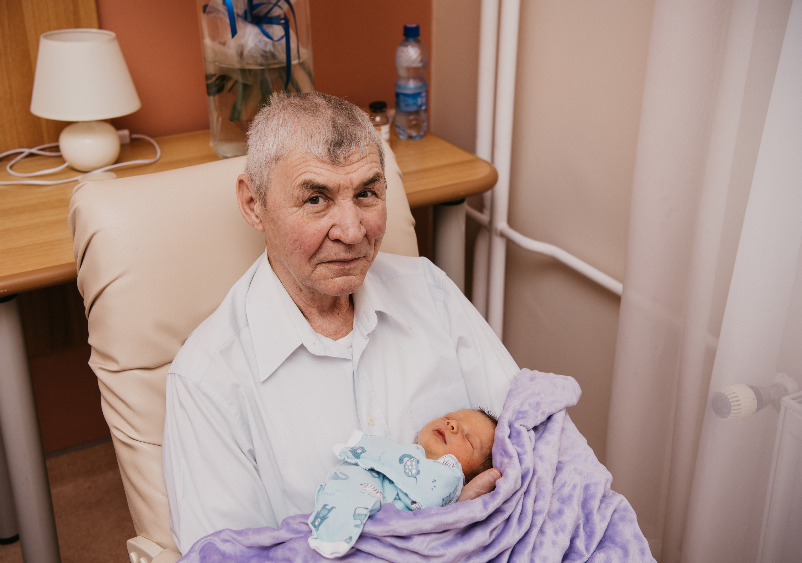 Выписка малыша. Мать и дитя на Севастопольском. Фотограф на выписку из роддома в Москве и МО