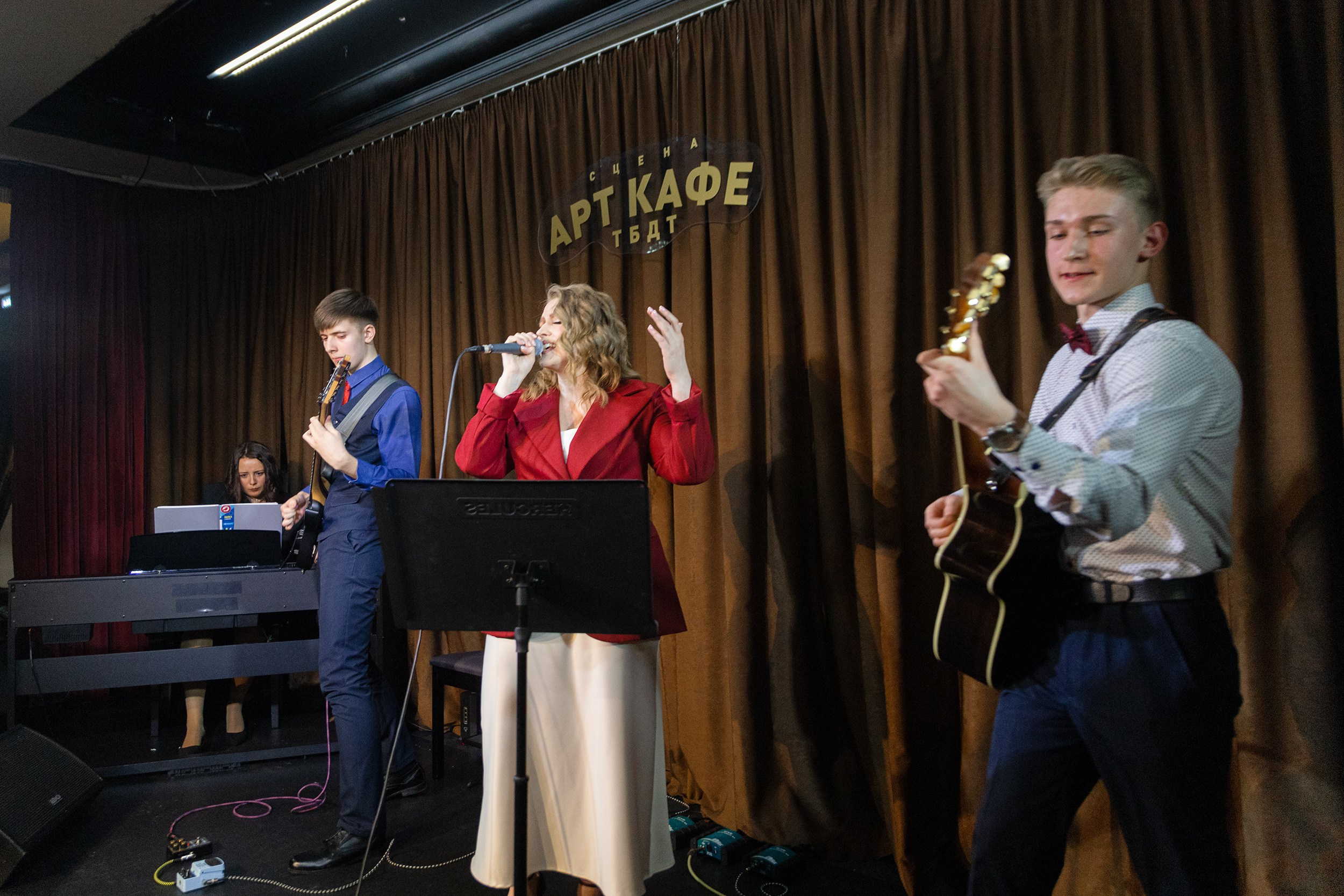 Выступление YOLO band в арт кафе. Фотограф Тюмень