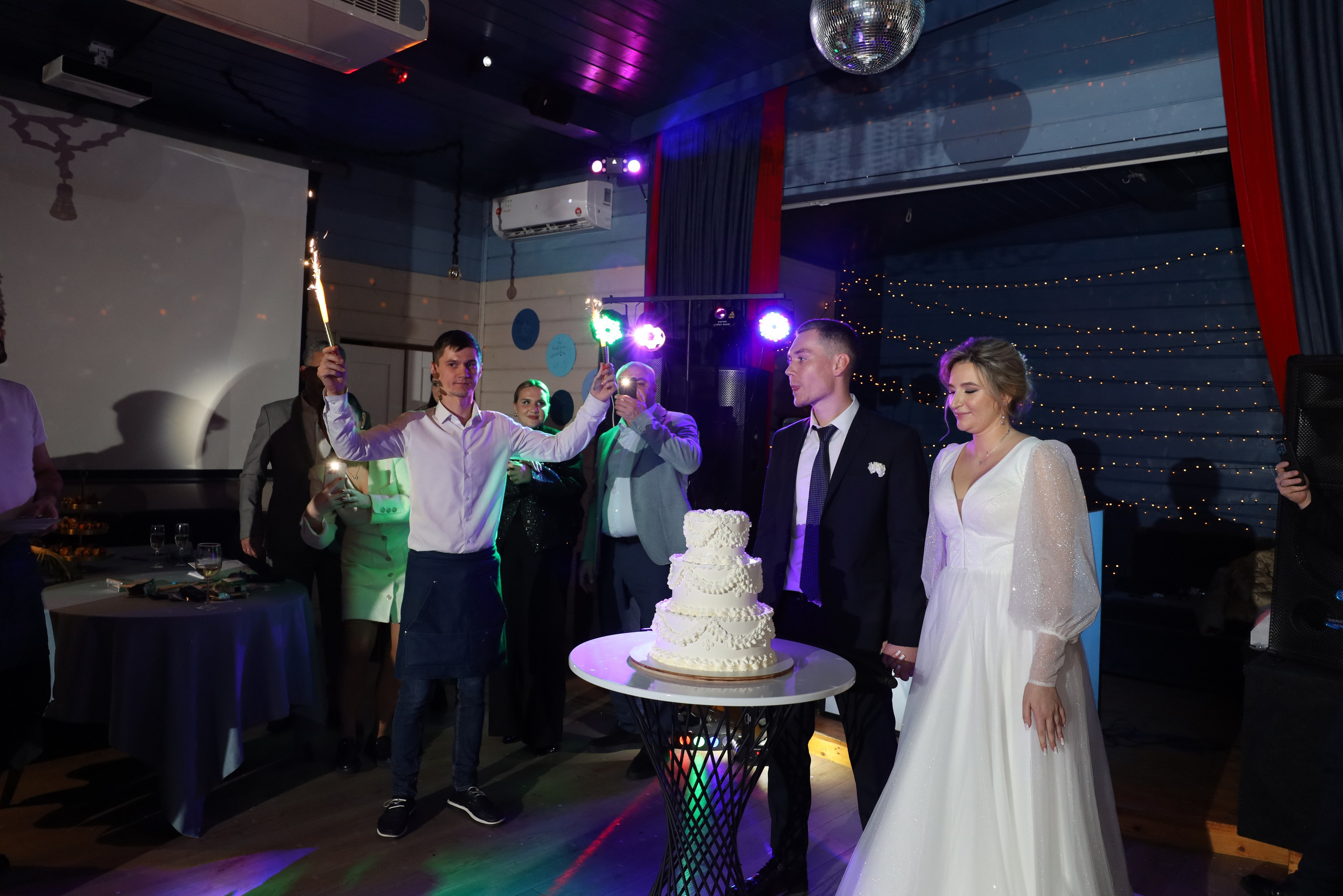 𝒜𝓇𝓉𝑒𝓂 & 𝐿𝓎𝓊𝓈𝓎𝒶 (𝓇𝑒𝓈𝓉𝒶𝓊𝓇𝒶𝓃𝓉). 𝑀𝑜𝓈𝒸𝑜𝓌. Свадебный фотограф в Санкт-Петербурге