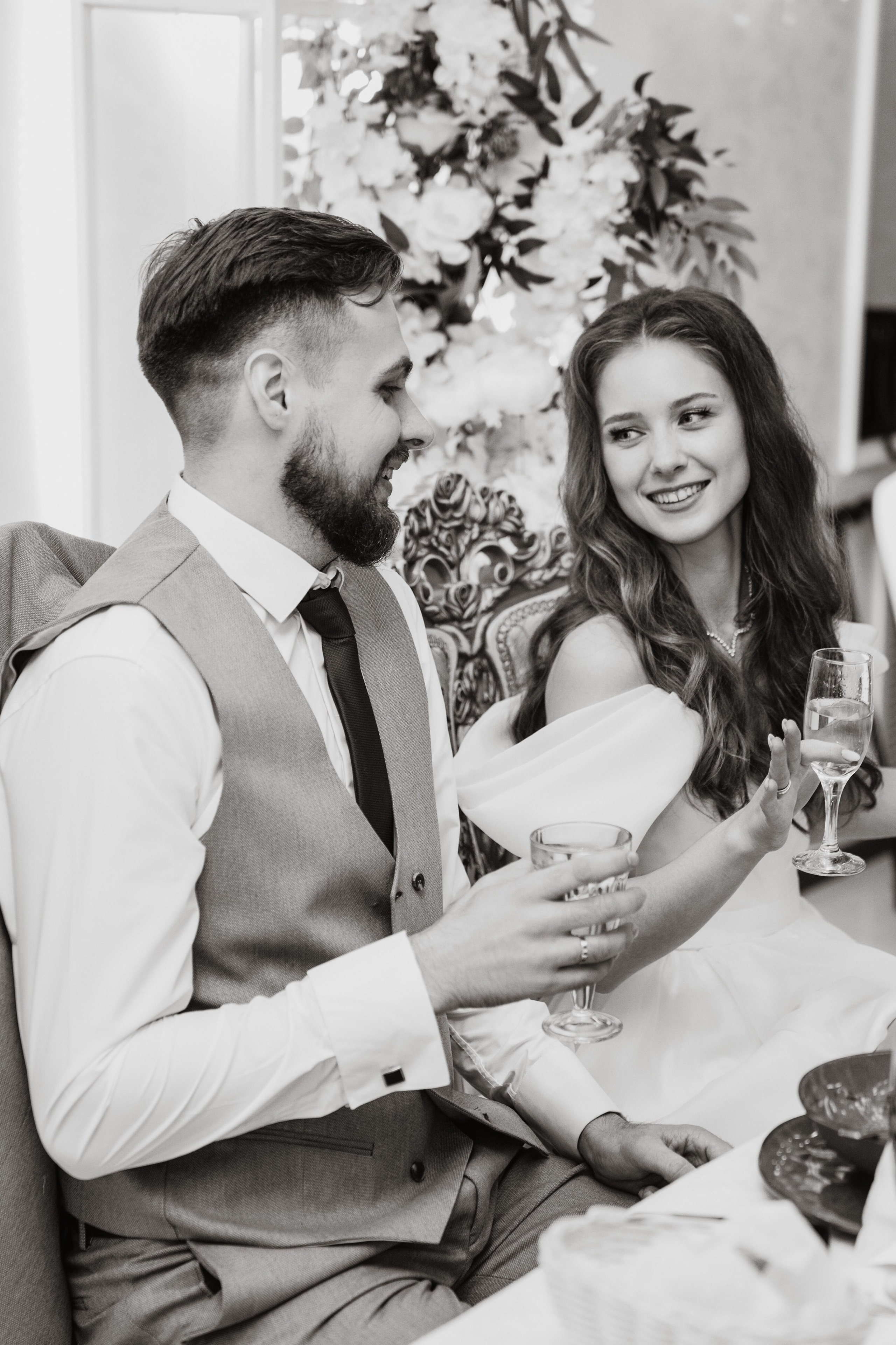 фотограф на свадьбу, свадебная фотосессия в Облака Казань, фотография в ресторане, букет невесты, свадебный банкет