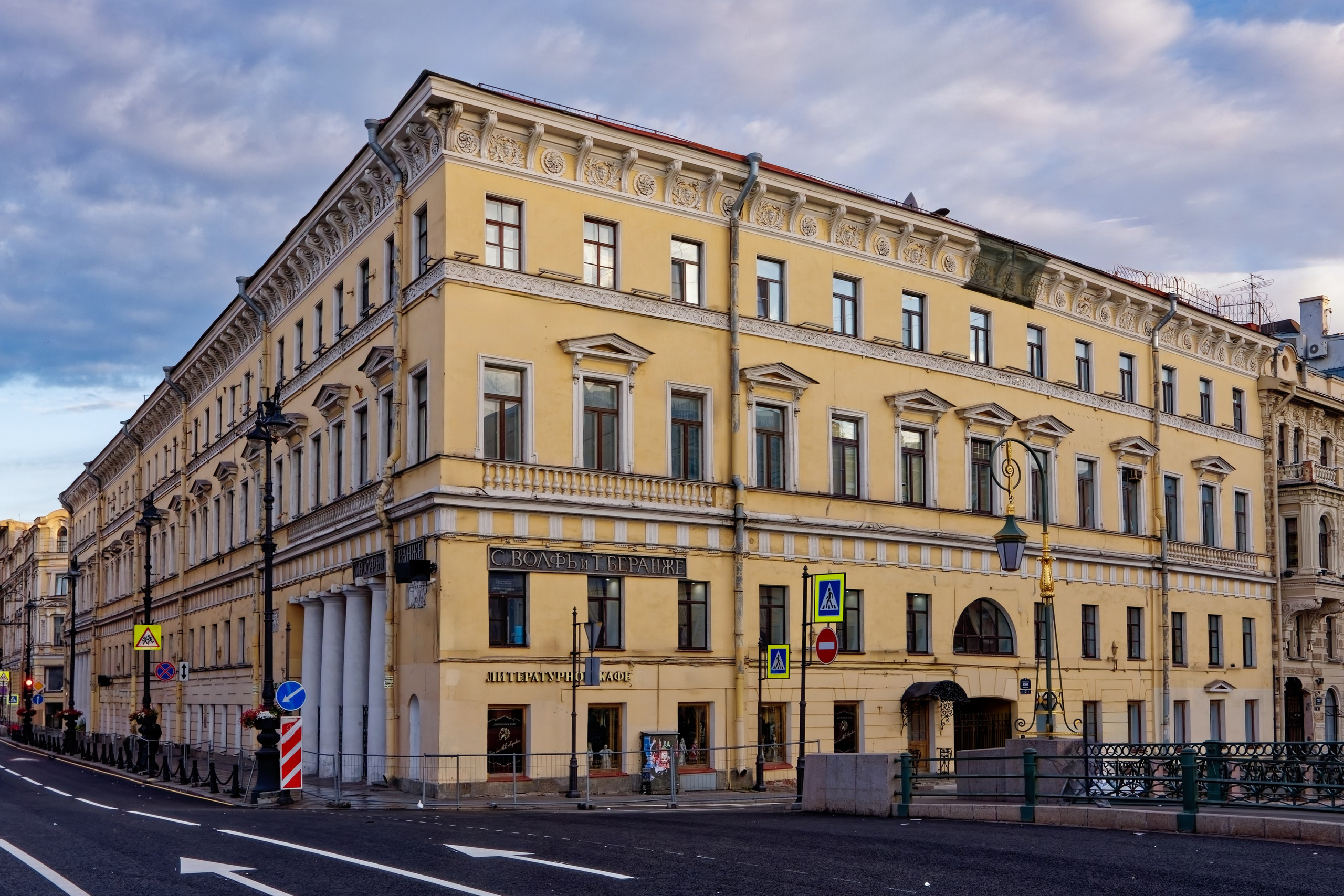 Санкт-Петербург, Невский проспект, дом 18 (набережная реки Мойки, 57, Большая Морская улица, 12). Дом Котомина, 1815 год. Архитектор Василий Петрович Стасов.  ОКНФЗ 781610424130006