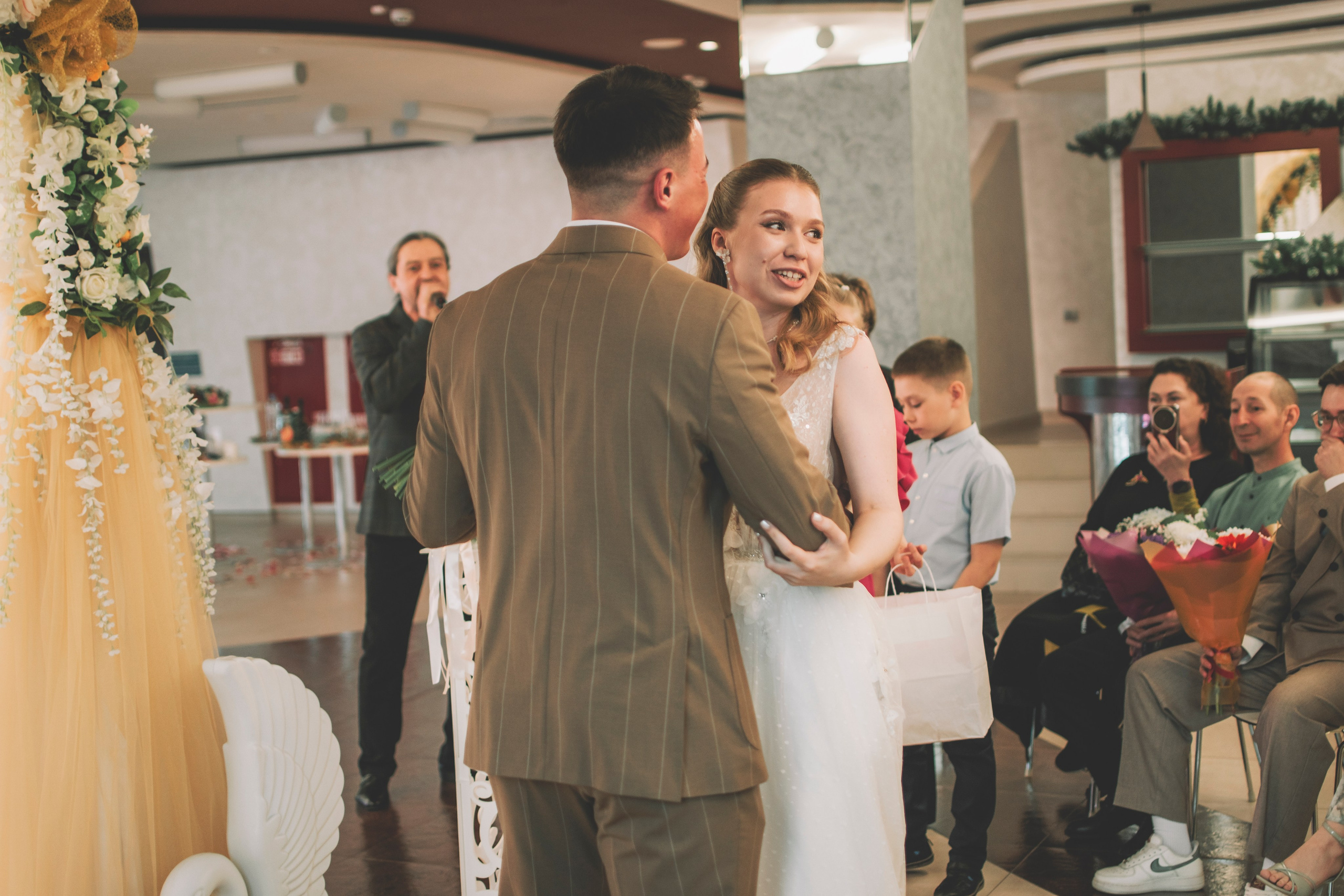 Альберт и Анастасия (Студийная фотосессия, роспись в ДК Нефтяник + фотосессия с гостями). Семейный и свадебный фотограф Губкинский и Ставрополь