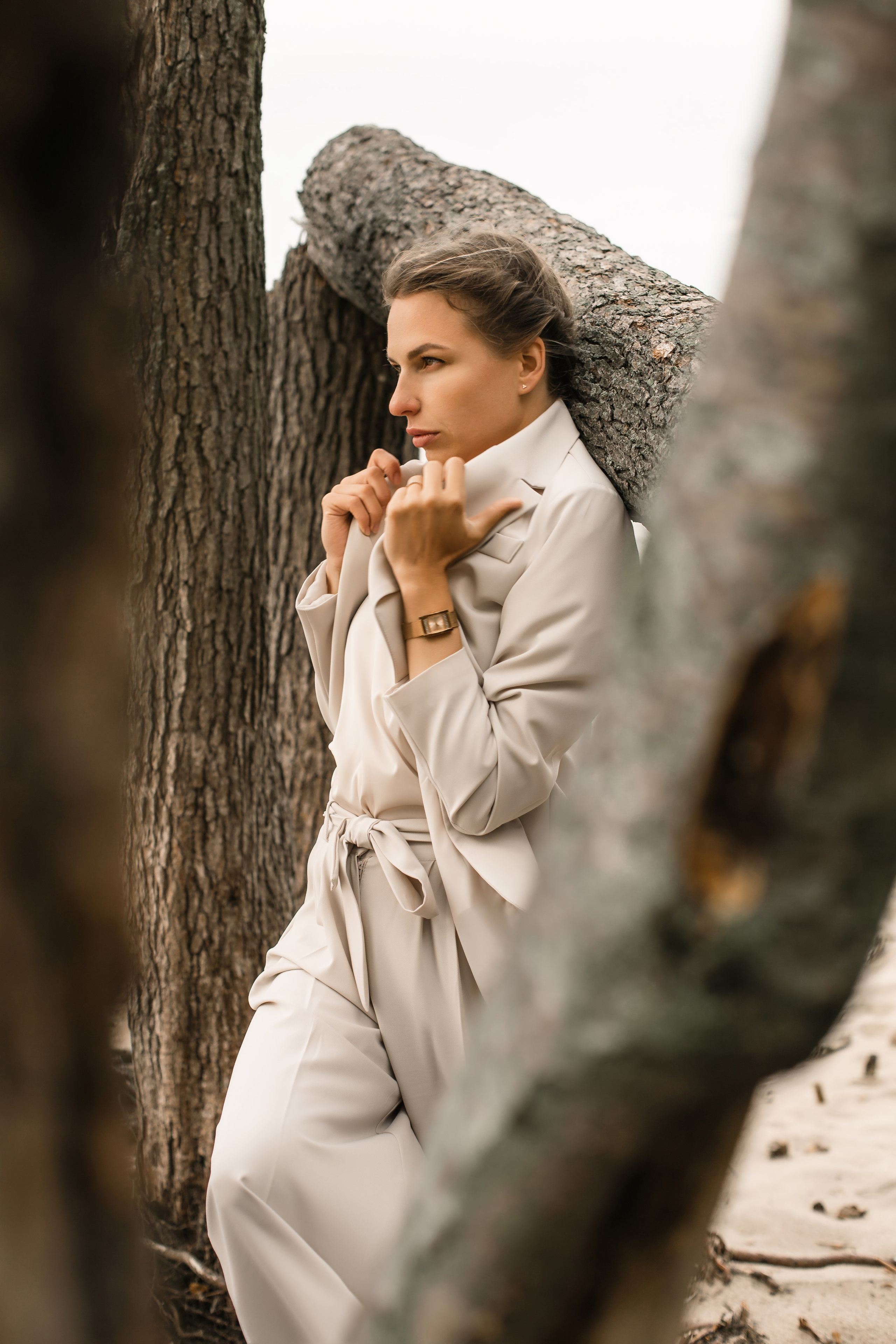 На берегу финского залива девушка с книжкой . Берег кронштадта.