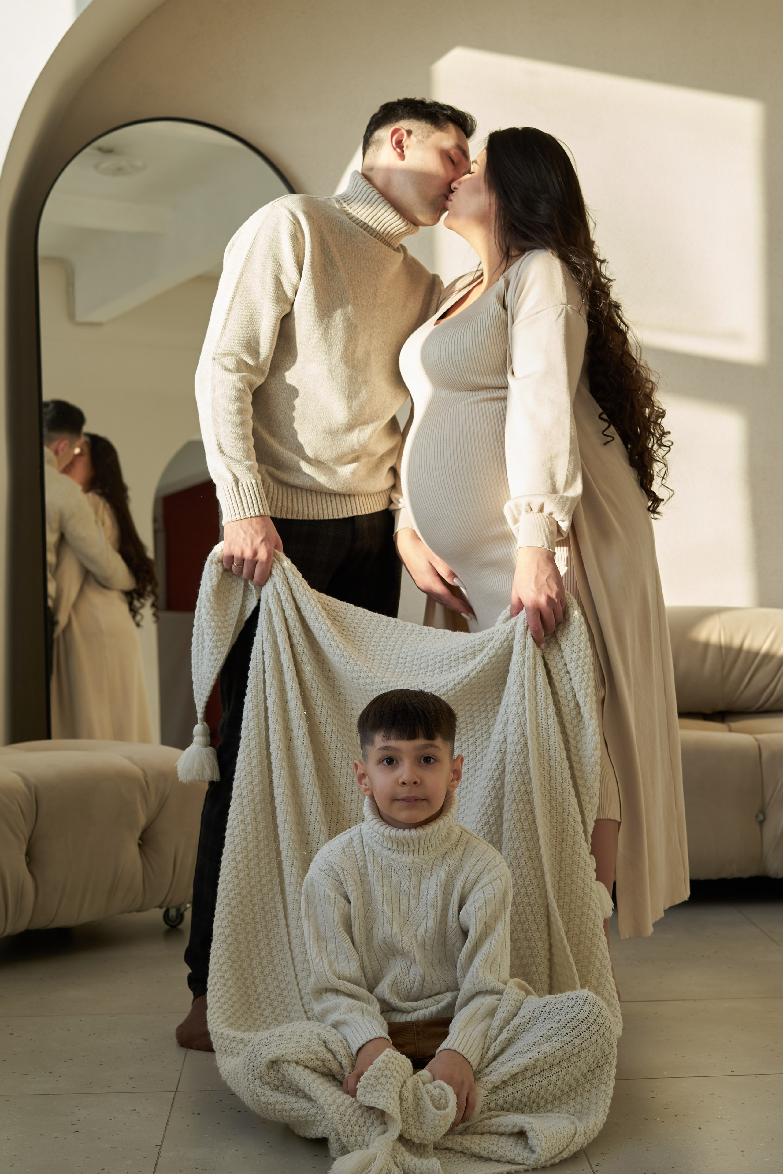 Фотосессия беременной с семьей в студии. Фотограф Екатеринбург Кокшарова Александра