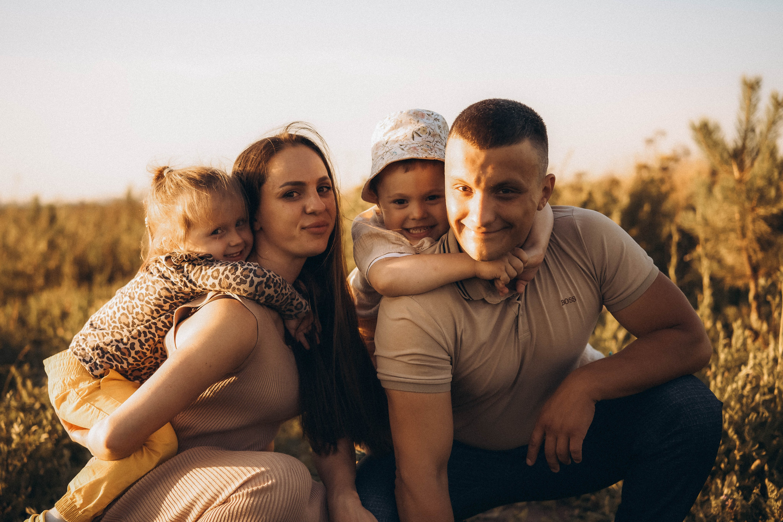 Семейная сьемка в поле на закате. Фотограф Екатеринбург Кокшарова Александра