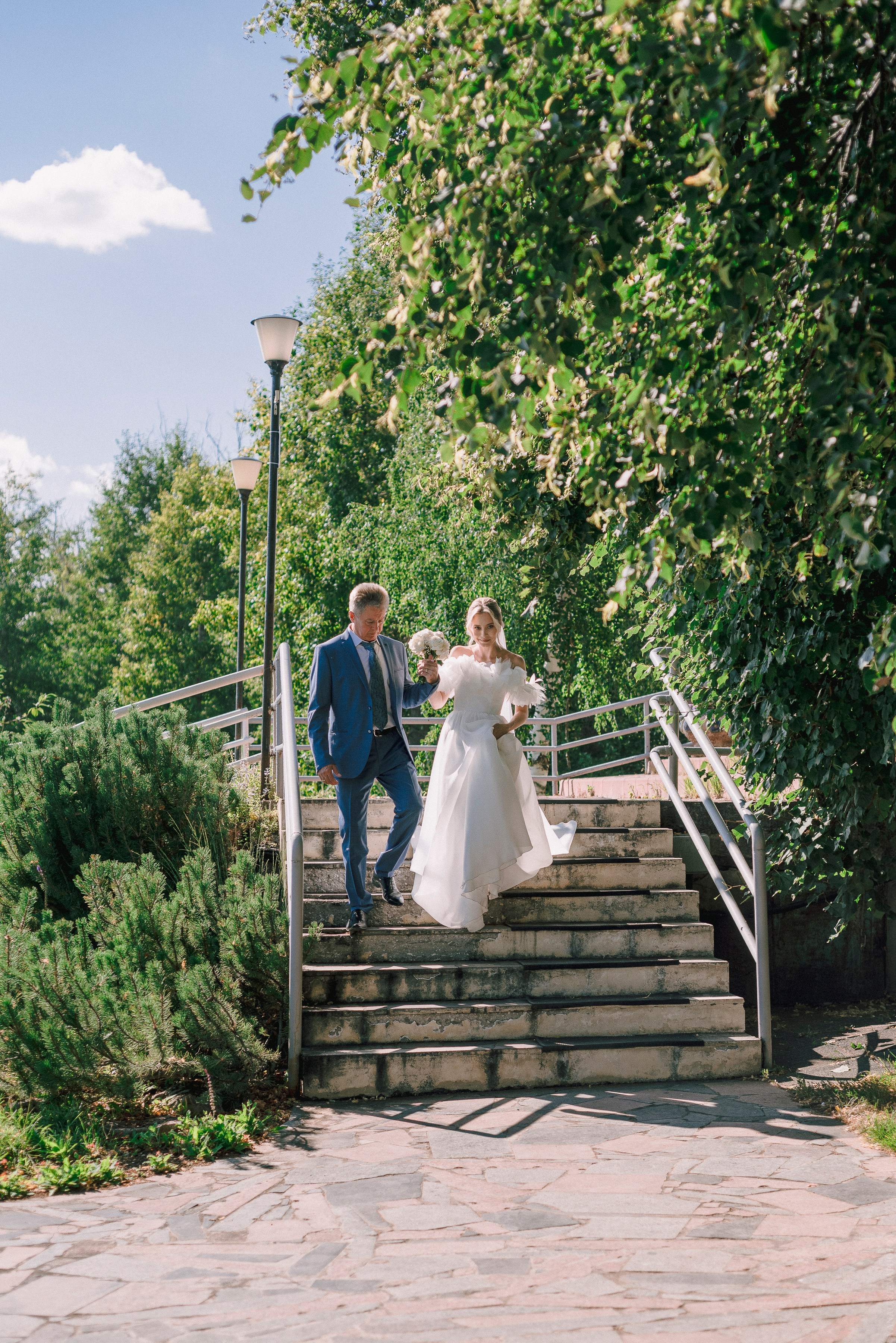 Невеста идет с папой к алтарю