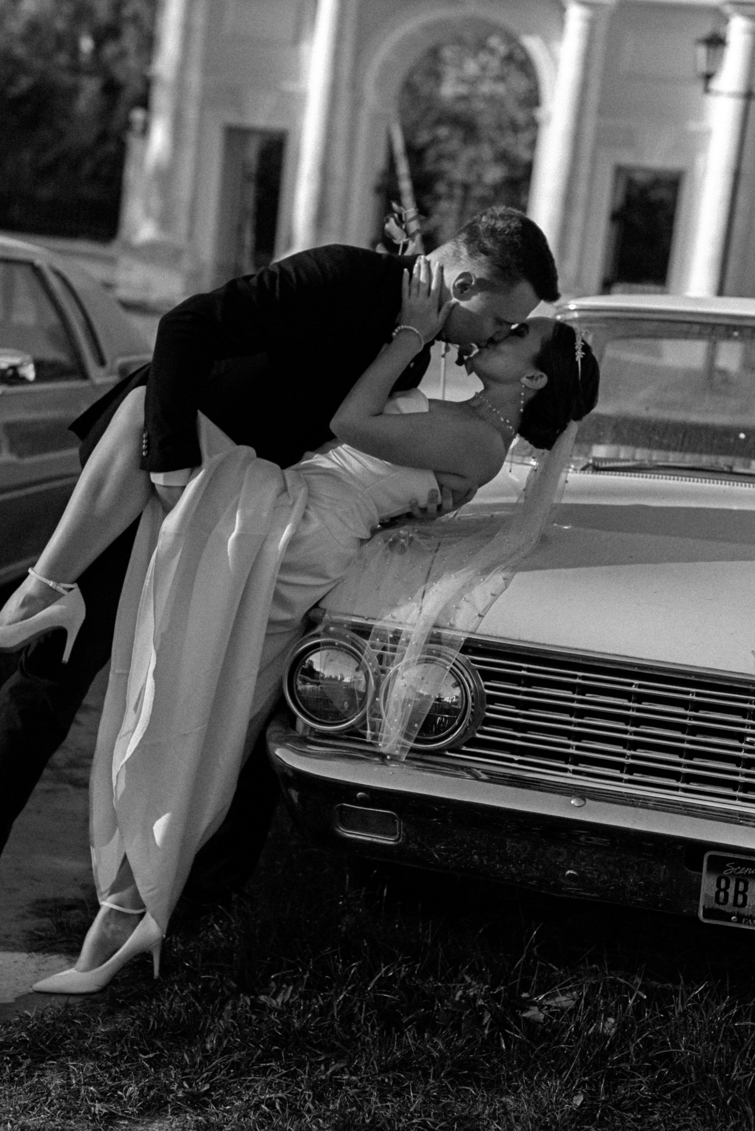 Пара у винтажной машины в Усадьбе Гребнево, свадебный фотограф Алёна Макеева