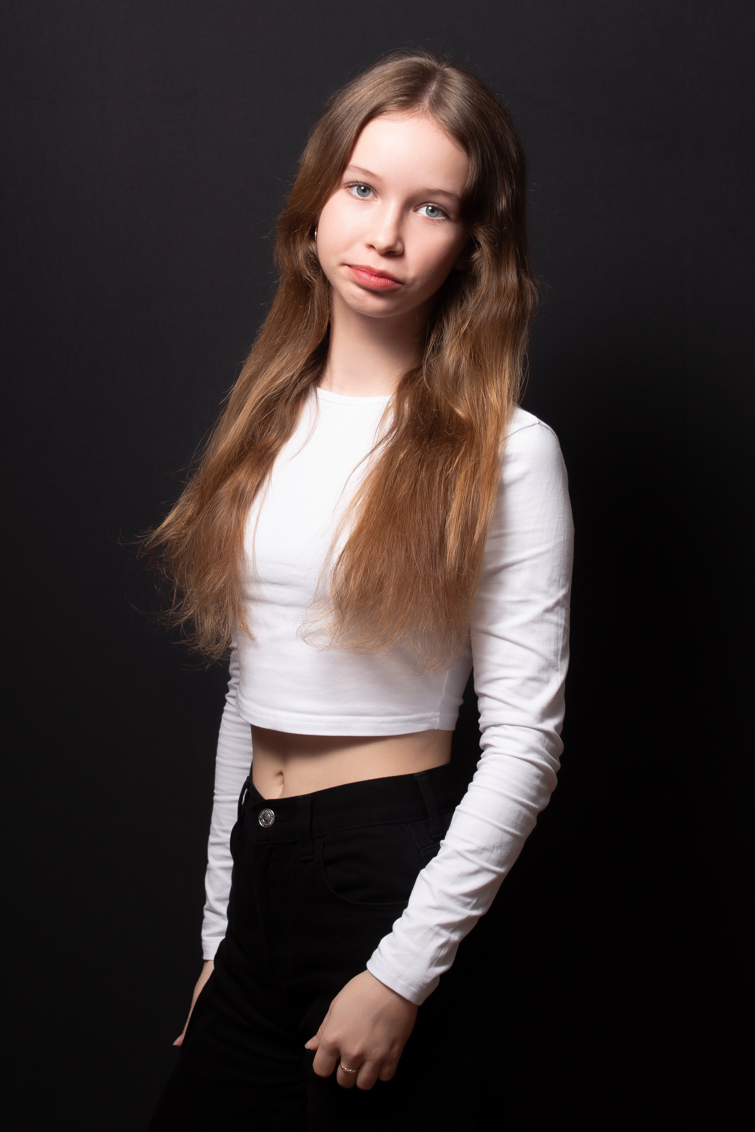 Портретная фотосессия для учеников 9 класса на чёрном фоне | Школьный фотограф Николай Богатырёв | Твой альбом / Твои правила. ТВОЙ АЛЬБОМ / ТВОИ ПРАВИЛА