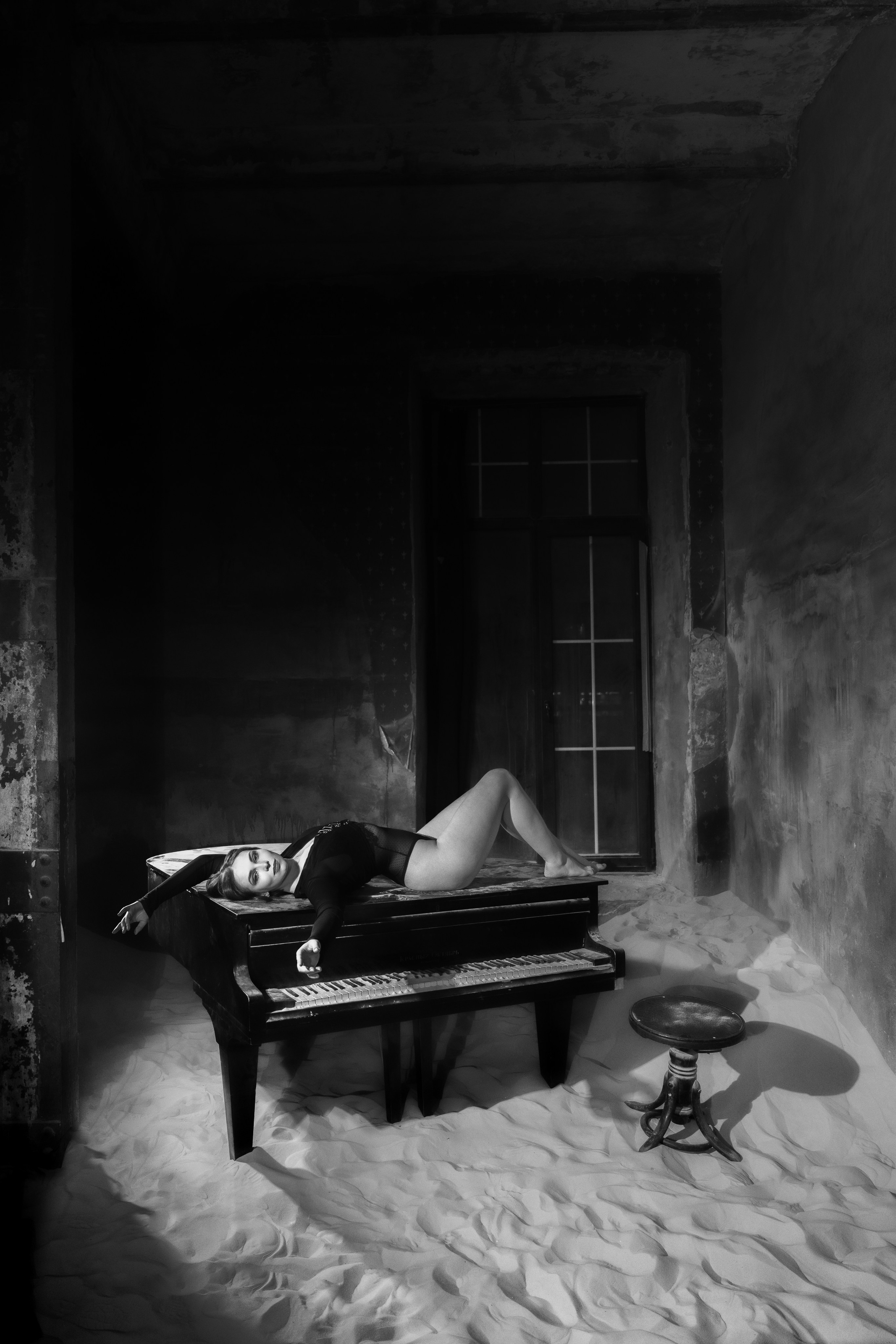 Фотосессия в зале с песком на студии Локация 223