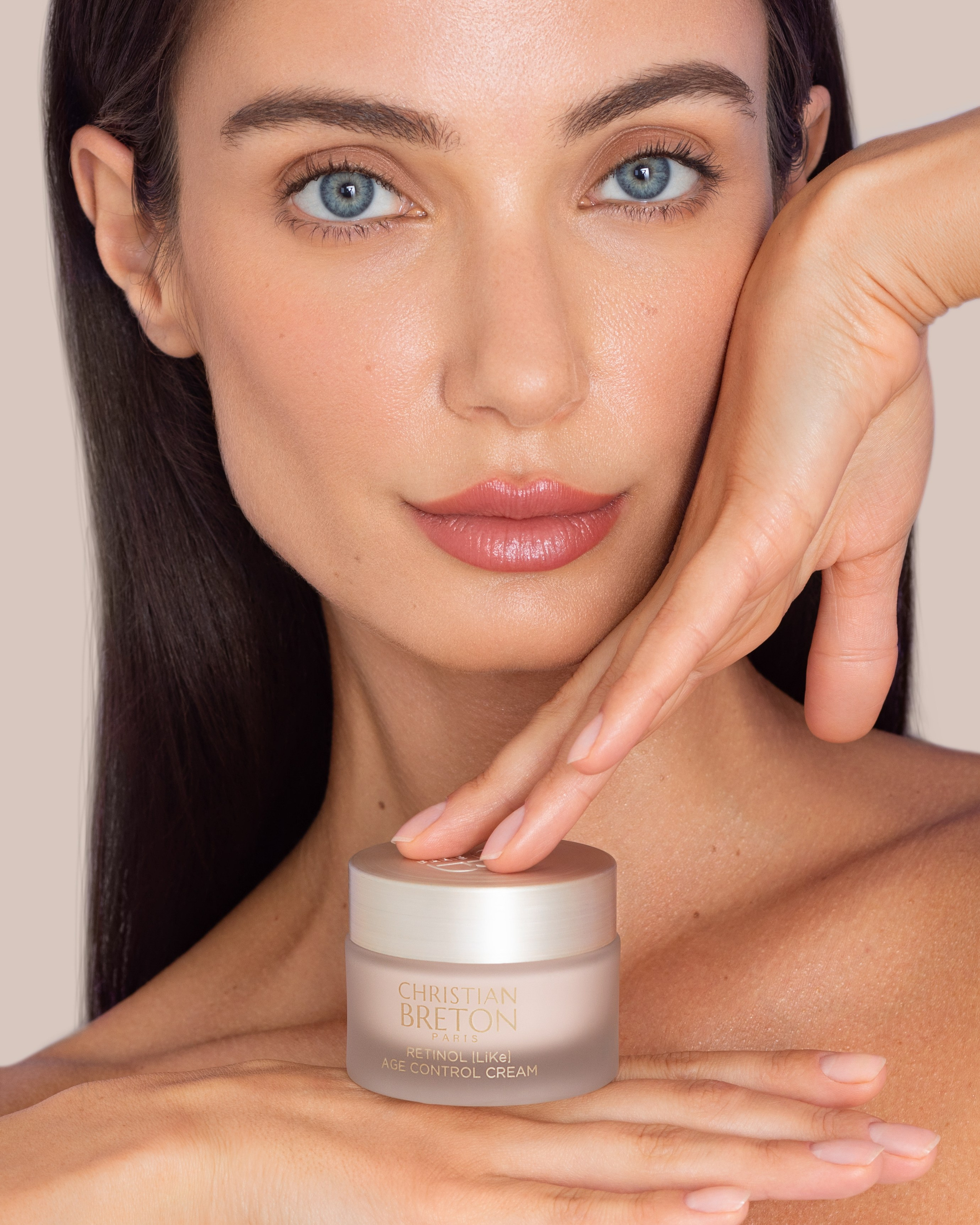 Изображение продукта с моделью в кадре (тело, руки, лицо, волосы и тд). Рекламный фотограф Ксения Вершинина | Москва