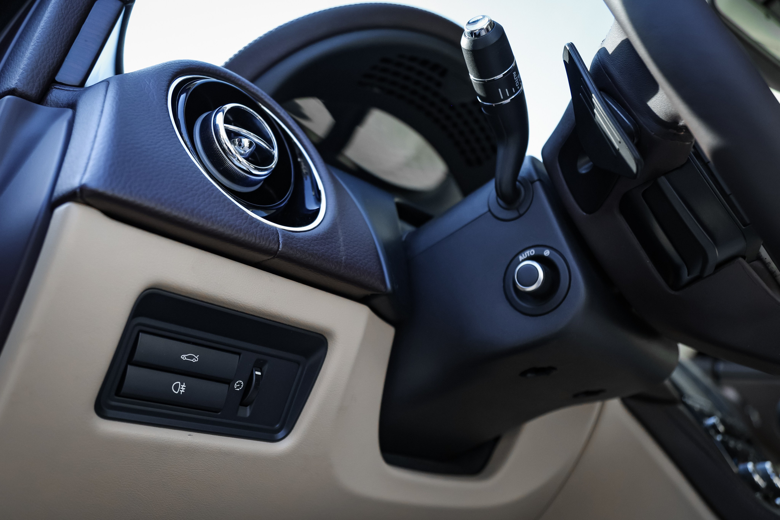 2017 JAGUAR XJ. Mixturecaptures