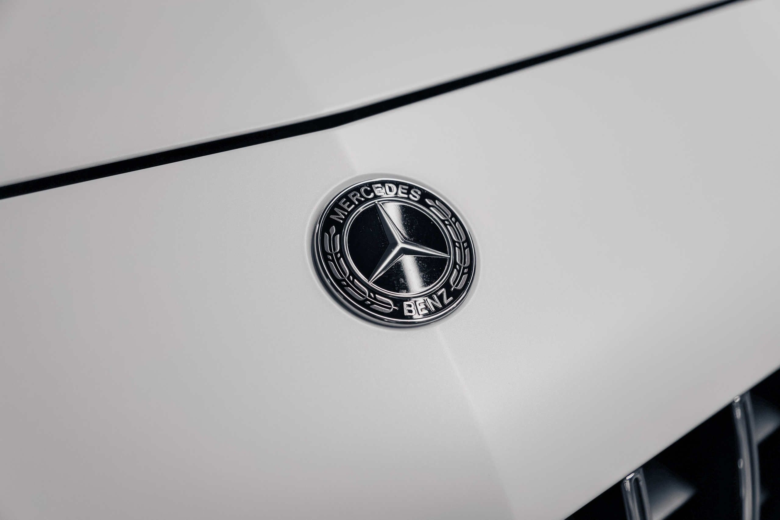 2020 MERCEDES BENZ S63 AMG WHITE ON BLACK $145,000 / 27,100 KM ODOMETER. Mixturecaptures