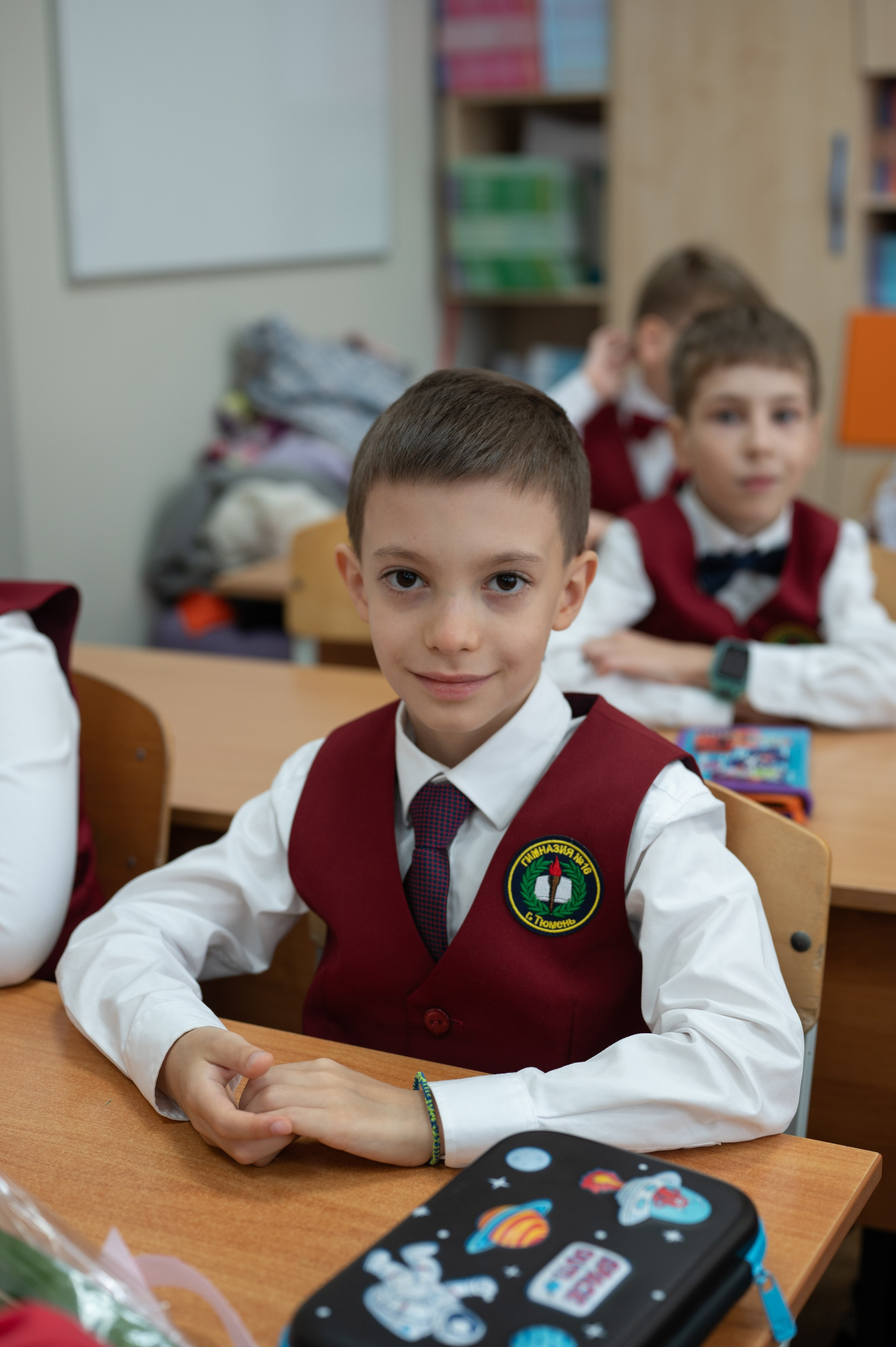 1 сентября 16 гимназия 2 класс (линейка + в классе+ на улице). Фотограф новорожденных, семейный детский в Тюмени Татьяна Морозова