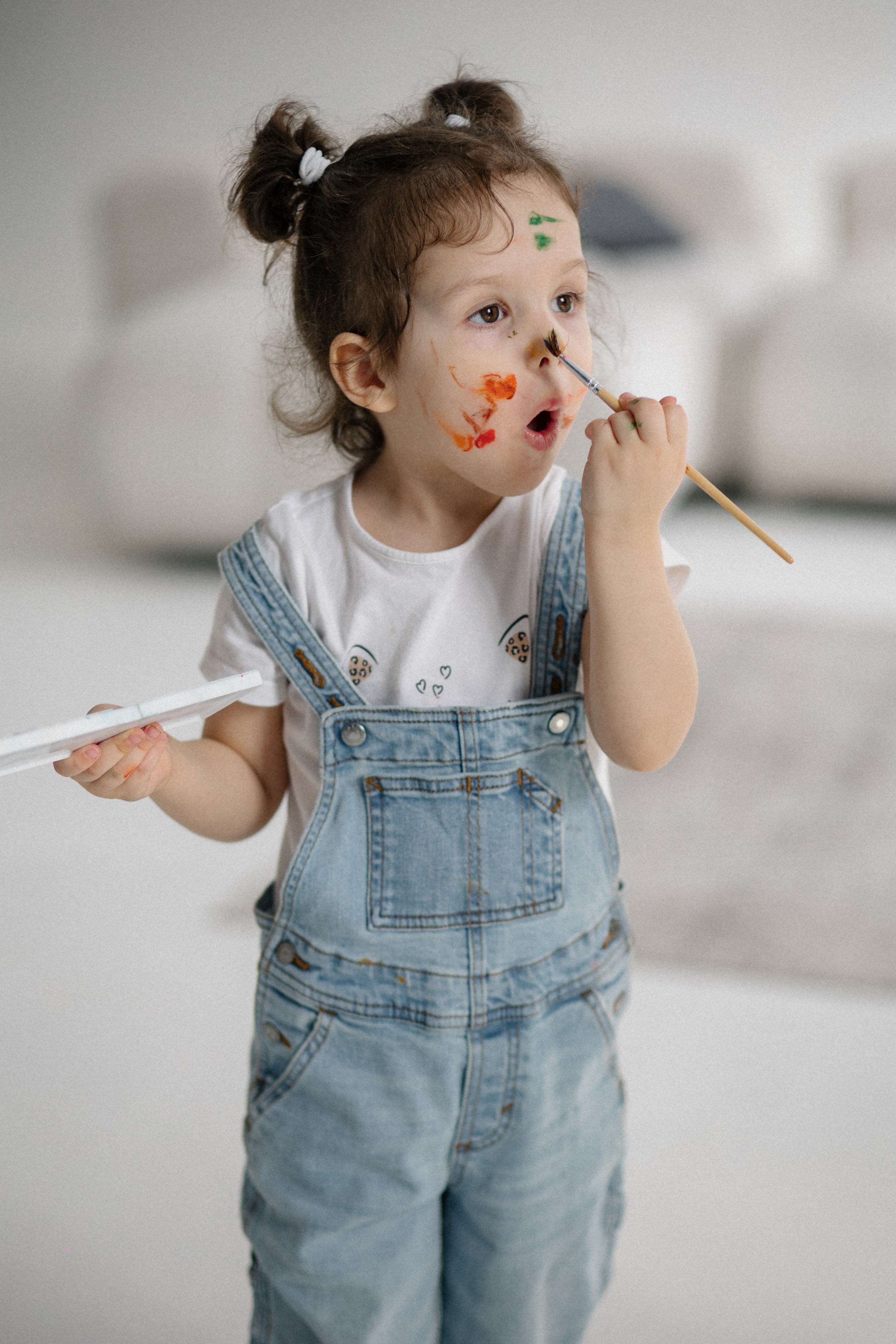 творчество юной художницы на своем лице